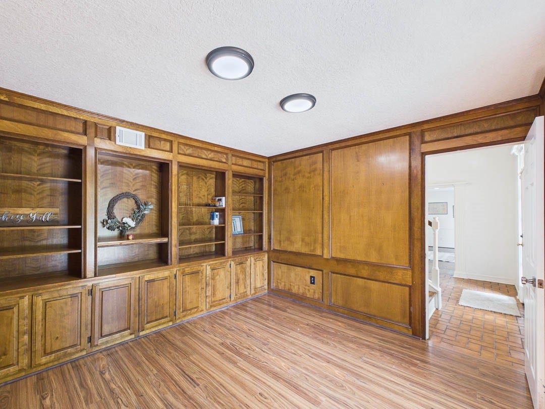 111 Cherrywood Dr, Lake Jackson, TX 77566 Dedicated office