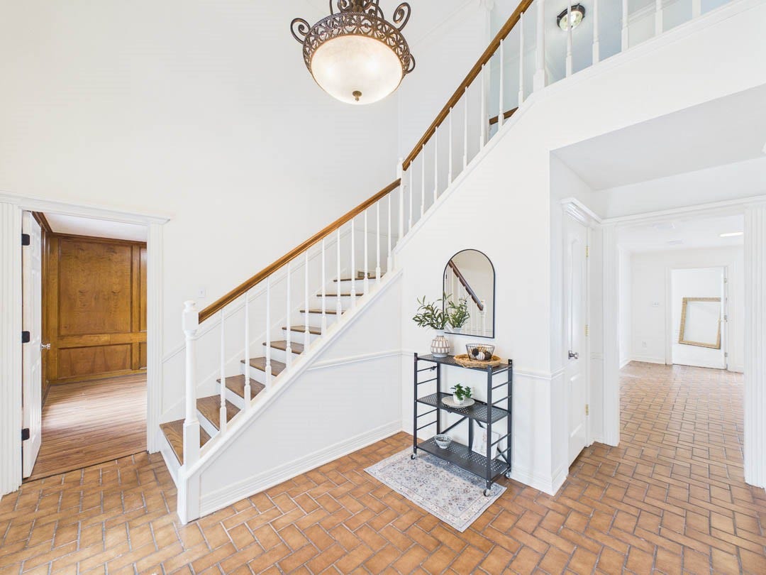 111 Cherrywood Dr, Lake Jackson, TX 77566 Ample foyer
