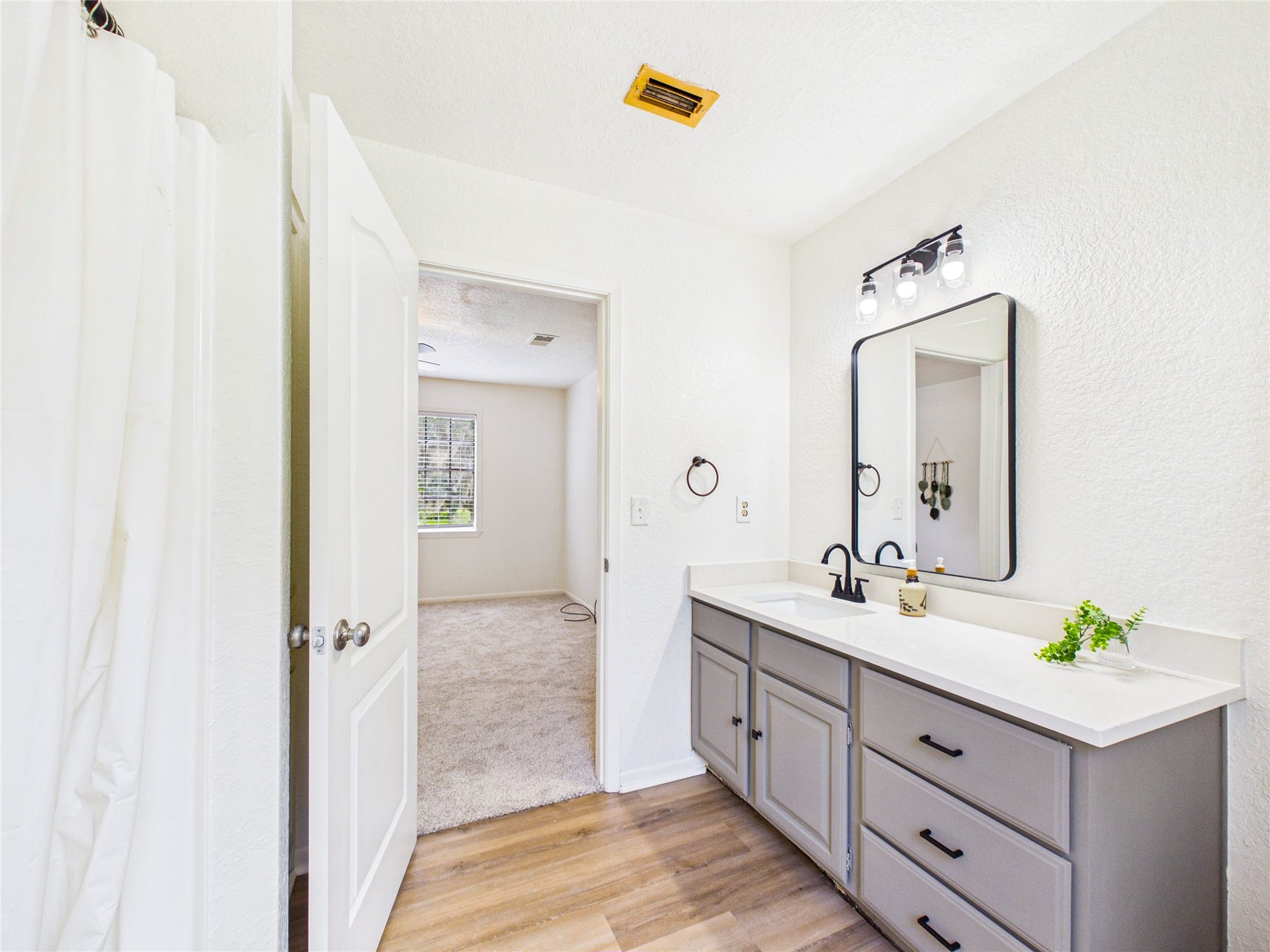 111 Cherrywood Dr, Lake Jackson, TX 77566 Full bathroom in garage apt
