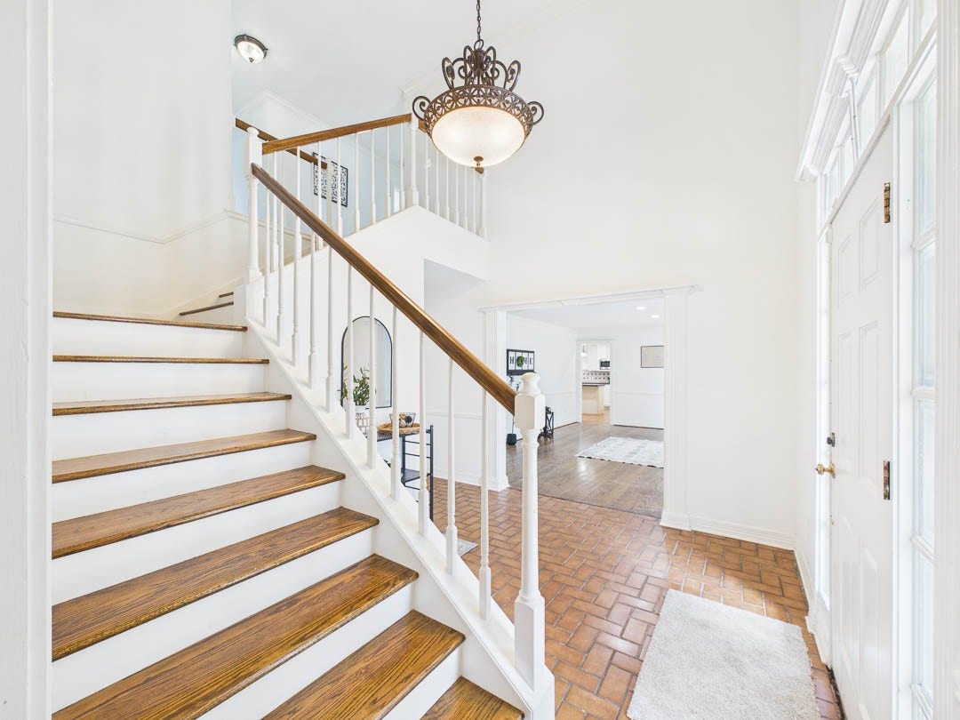 111 Cherrywood Dr, Lake Jackson, TX 77566 Beautiful staircase