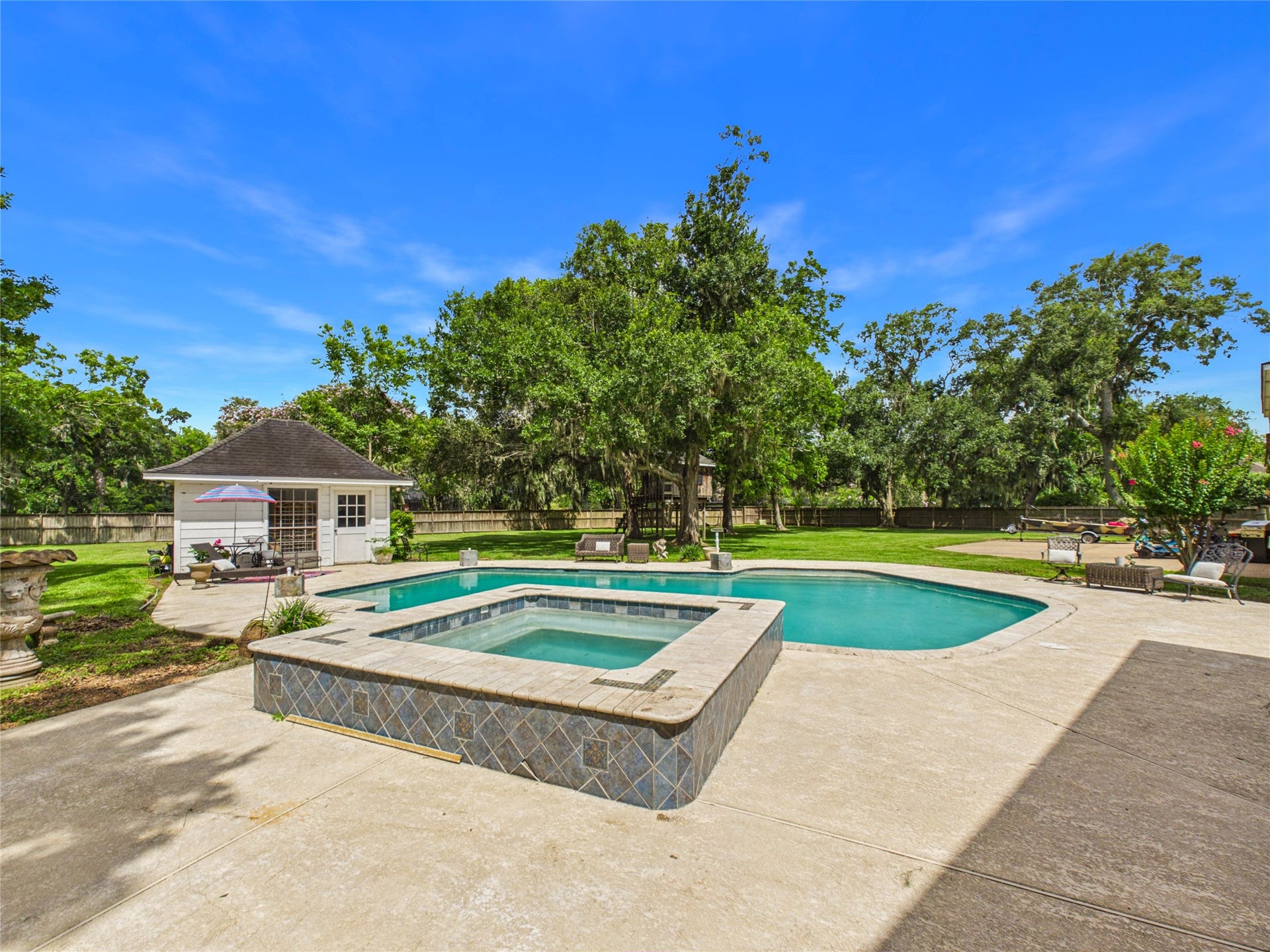 111 Cherrywood Dr, Lake Jackson, TX 77566 Pool and spa