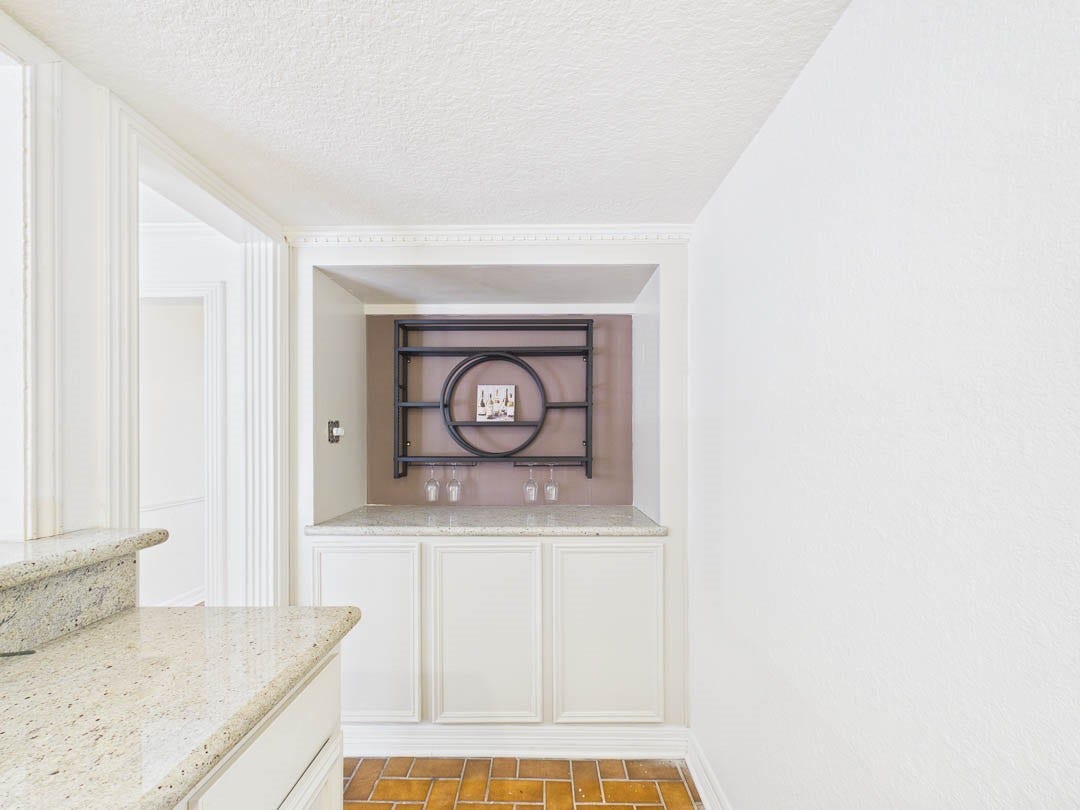 111 Cherrywood Dr, Lake Jackson, TX 77566 Wet bar