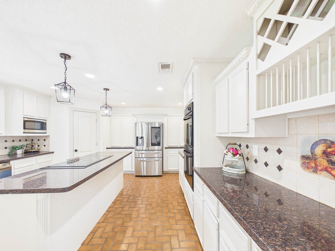 111 Cherrywood Dr, Lake Jackson, TX 77566 Kitchen with win racks