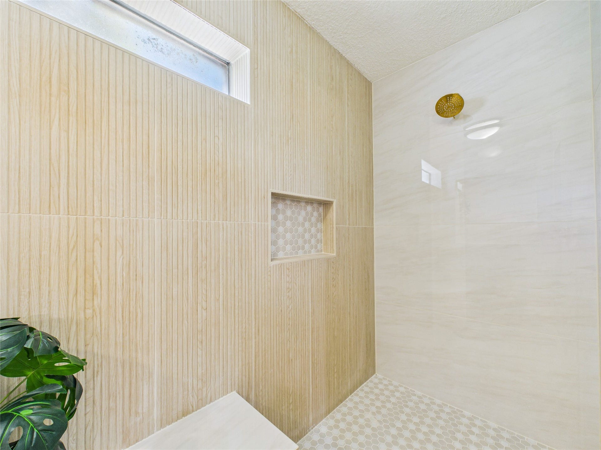 111 Cherrywood Dr, Lake Jackson, TX 77566 Large shower with tiled bench