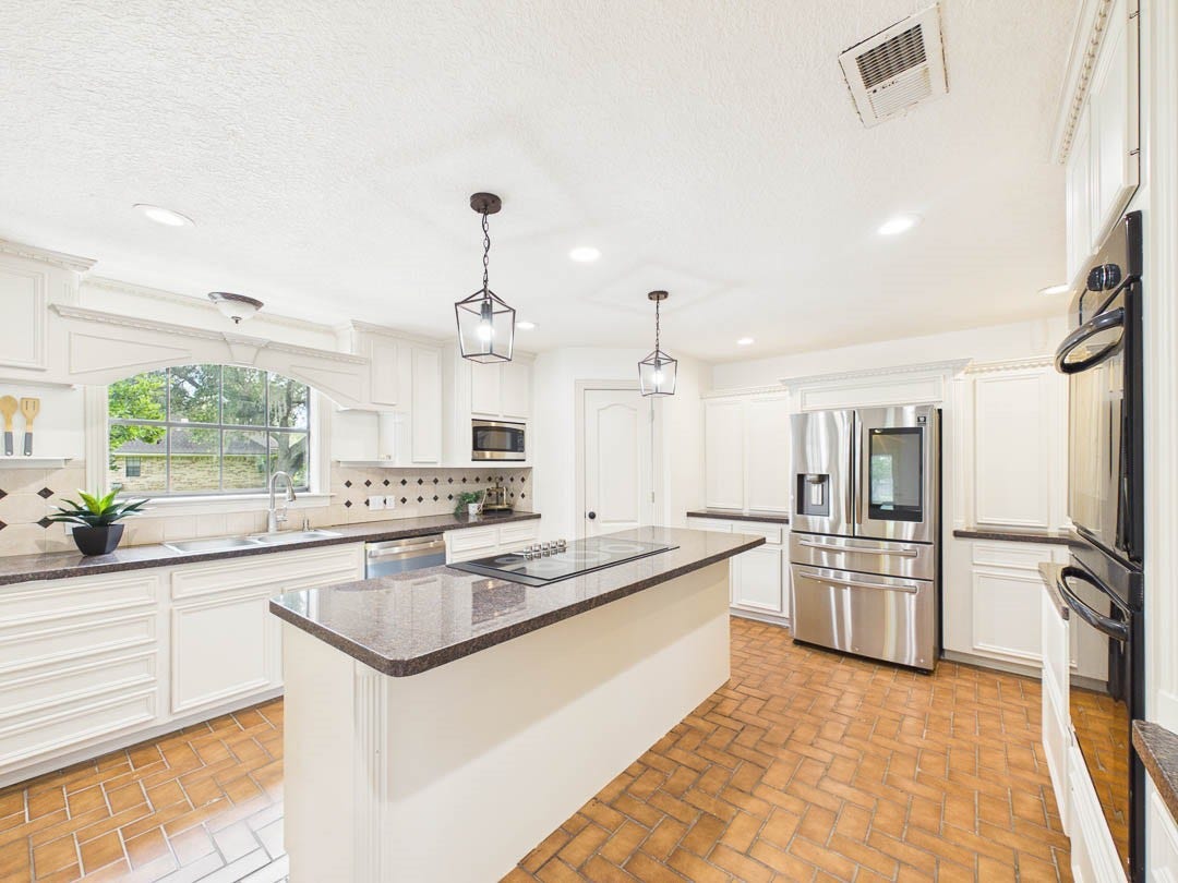 111 Cherrywood Dr, Lake Jackson, TX 77566 Kitchen with large island