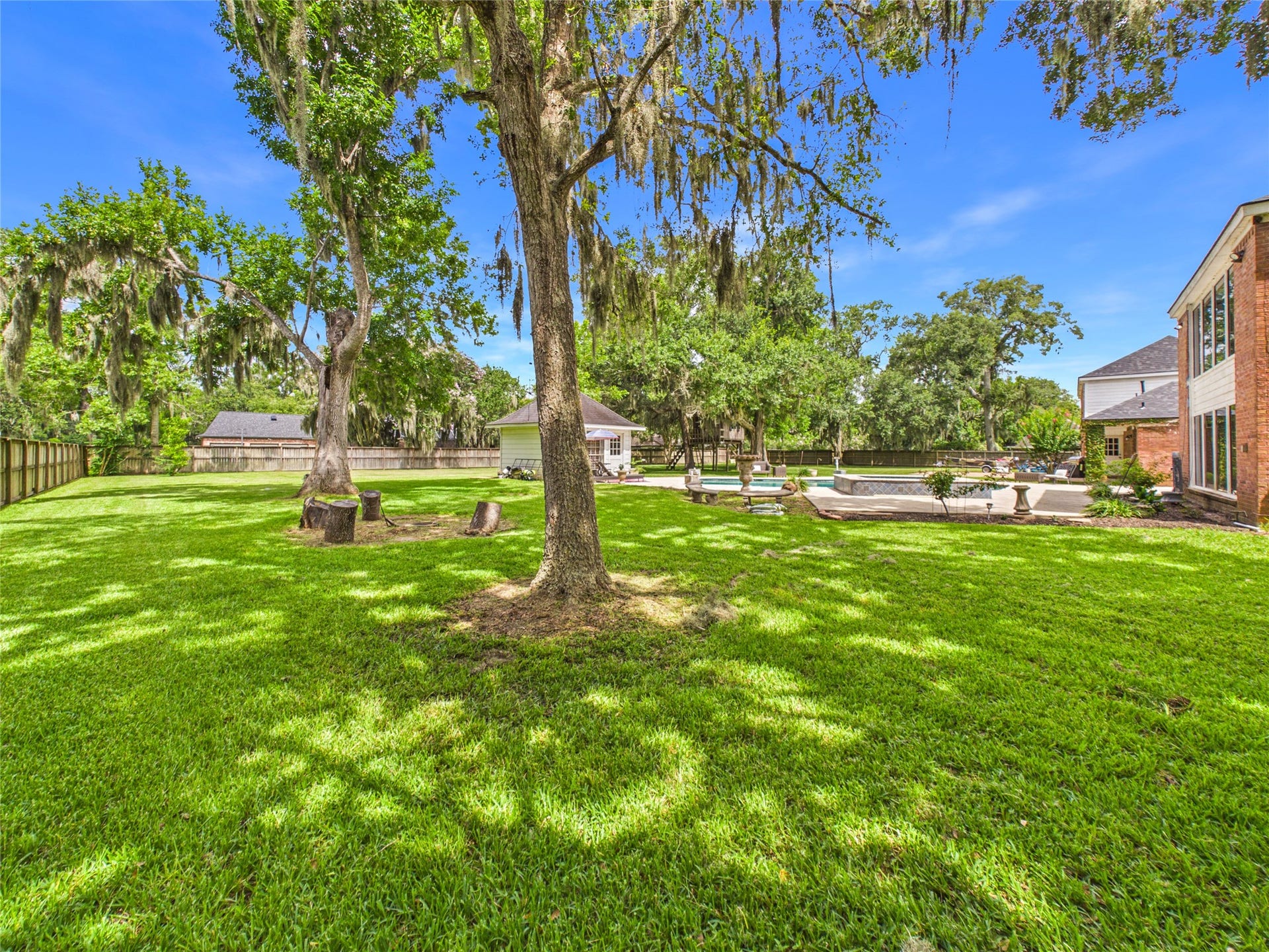 111 Cherrywood Dr, Lake Jackson, TX 77566 Mature trees in large backyard
