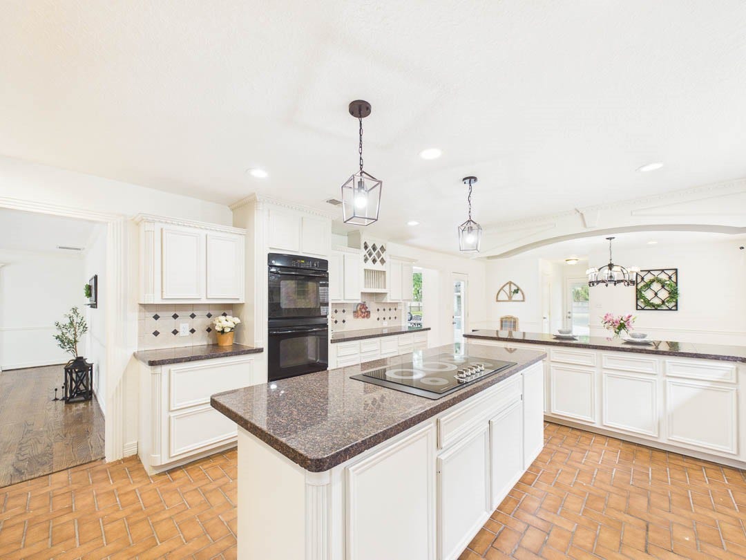 111 Cherrywood Dr, Lake Jackson, TX 77566 Spacious kitchen with double ovens