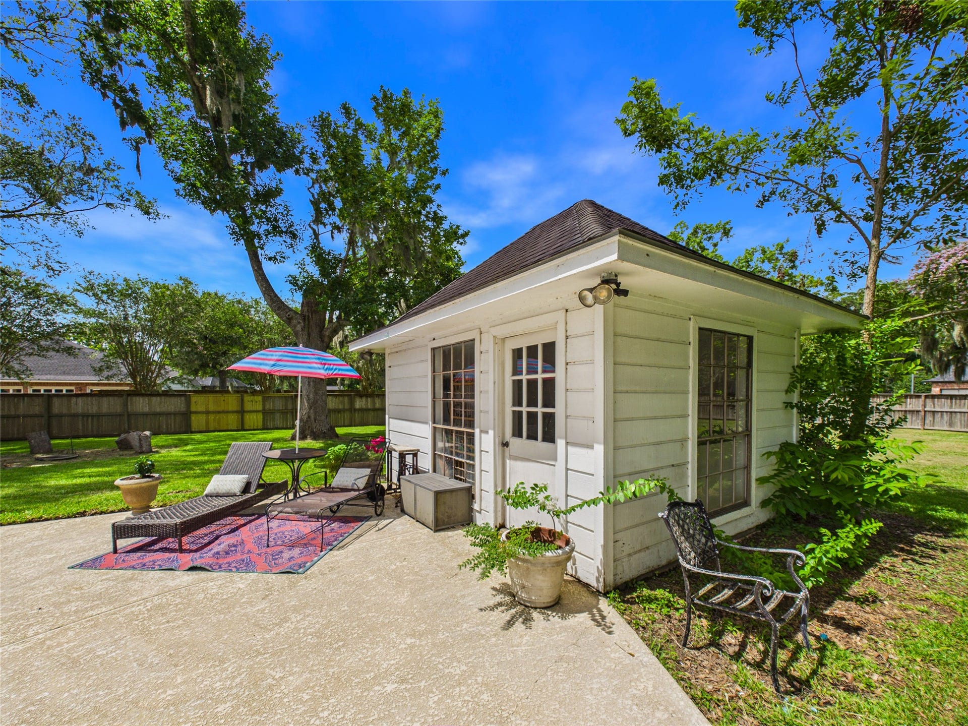 111 Cherrywood Dr, Lake Jackson, TX 77566 Pool house with sauna