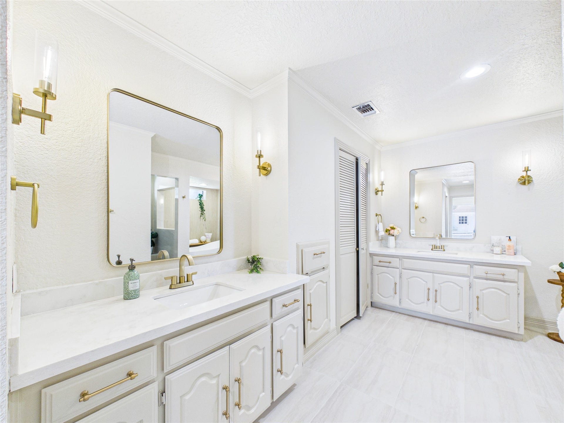 111 Cherrywood Dr, Lake Jackson, TX 77566 Updated cabinets, quarty countertops and fixtures in main bathroom