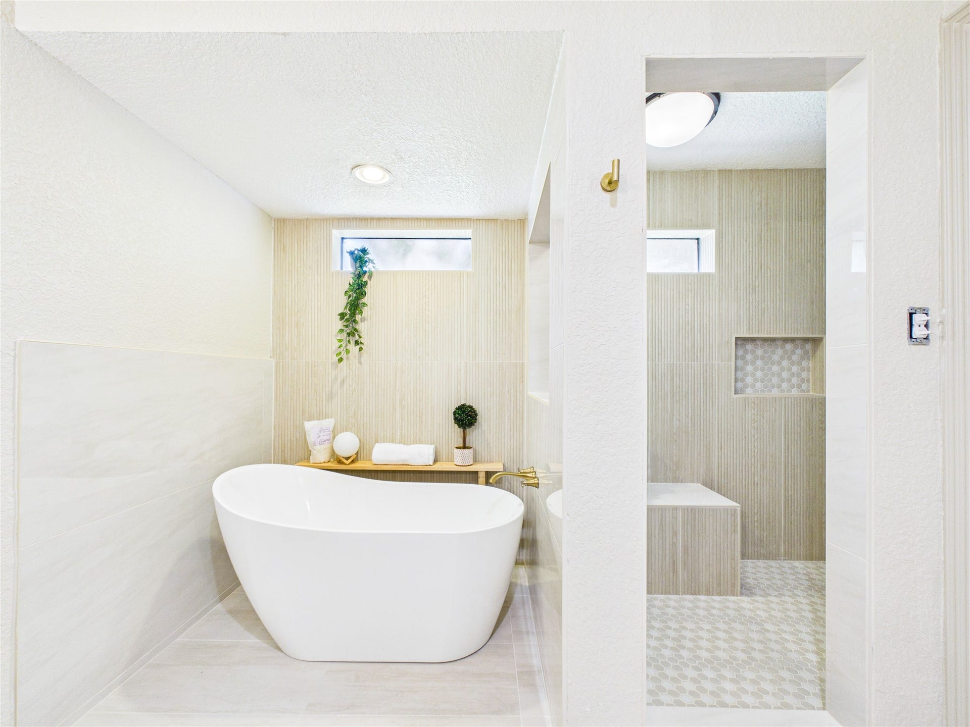 111 Cherrywood Dr, Lake Jackson, TX 77566 Renovated main bathroom with large shower and soaking tub