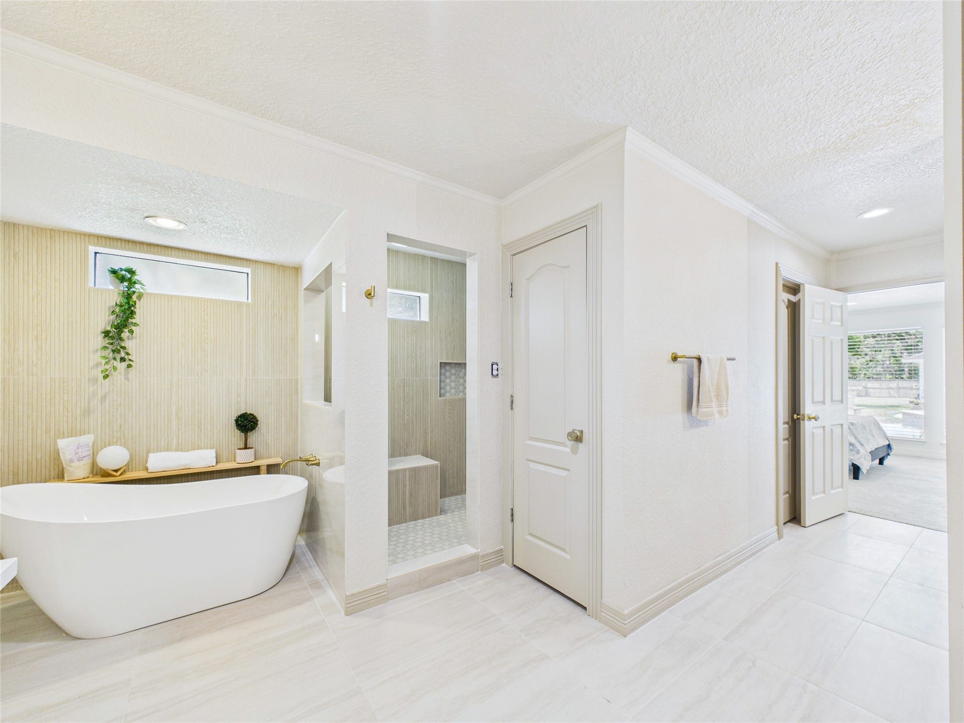 111 Cherrywood Dr, Lake Jackson, TX 77566 Updated main bathroom