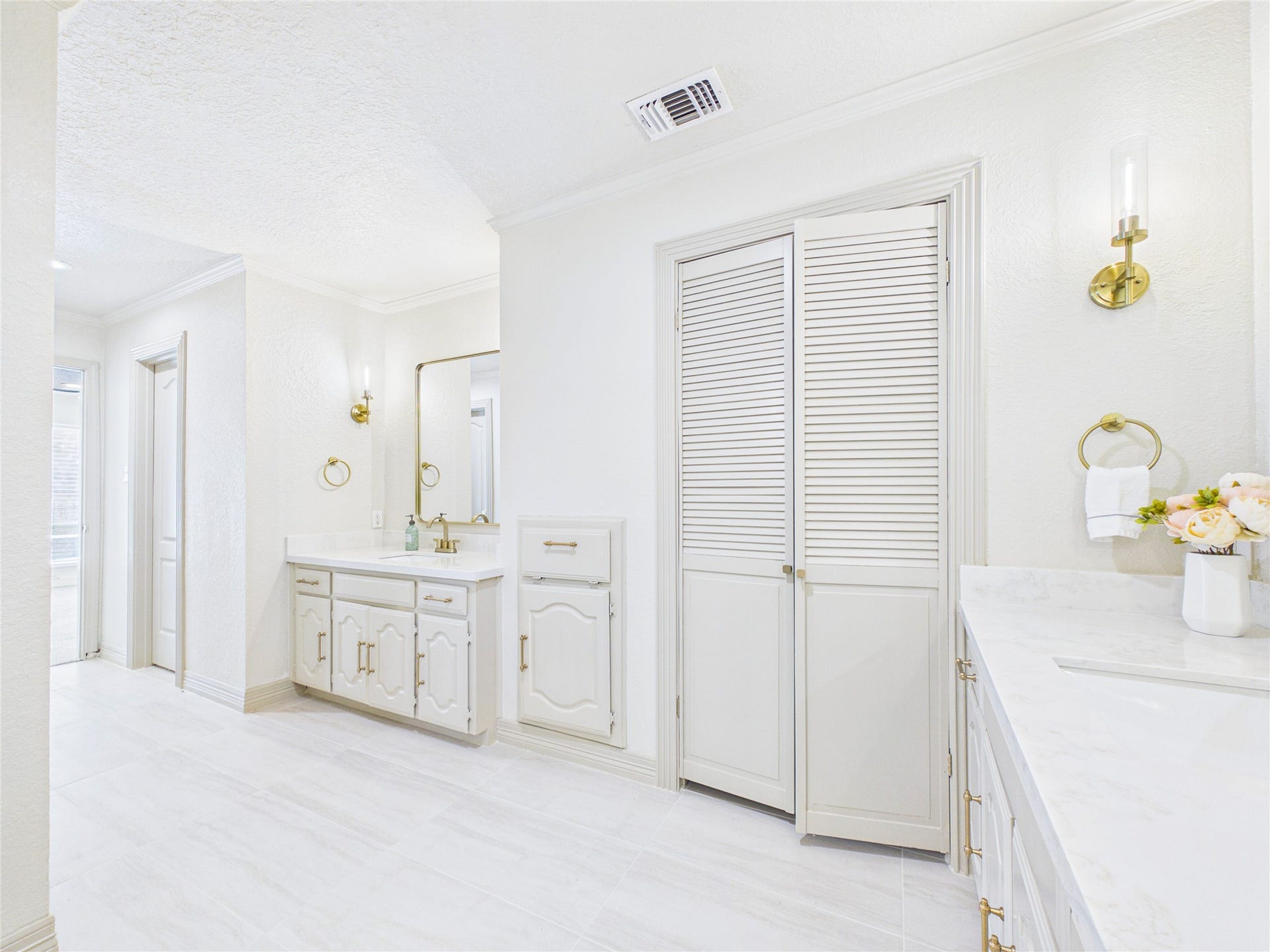 111 Cherrywood Dr, Lake Jackson, TX 77566 Main bathroom view from tub area