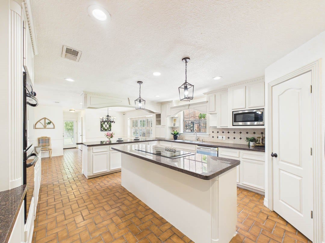 111 Cherrywood Dr, Lake Jackson, TX 77566 Side view of kitchen