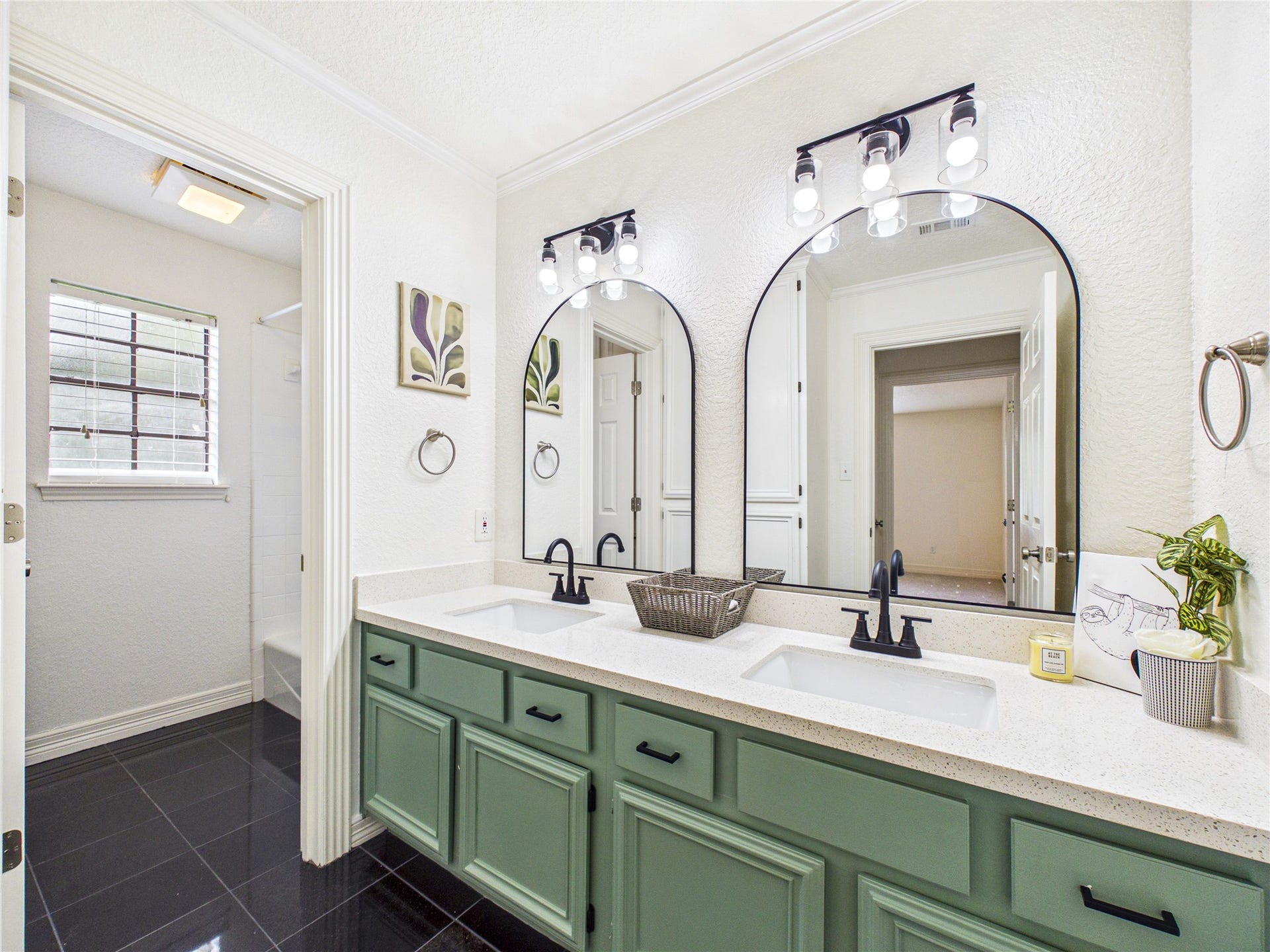 111 Cherrywood Dr, Lake Jackson, TX 77566 Secondary bathroom upstairs showe & tub