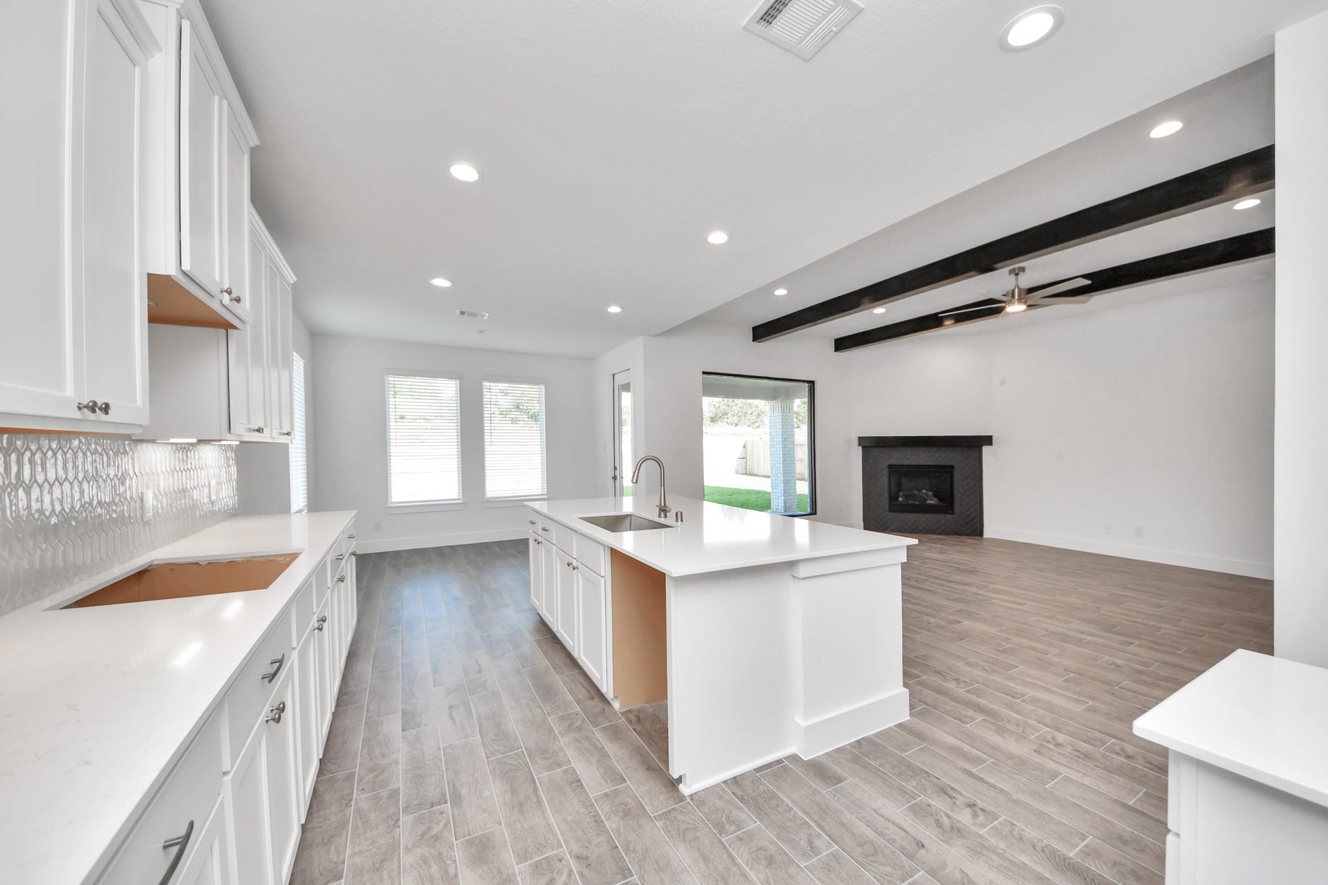 2097 Corn Thistle Way, Magnolia, TX 77355 This generously spacious kitchen is a dream realized!