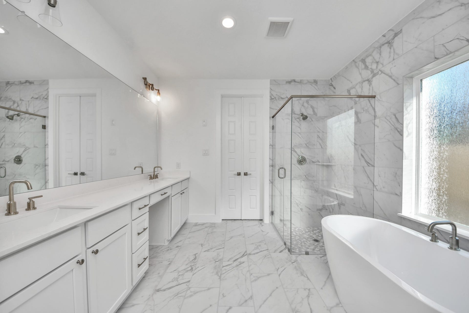 2097 Corn Thistle Way, Magnolia, TX 77355 Elevate your daily routine at the elegant vanity, now equipped with double sinks, light countertops, modern hardware, and beautiful recessed lights.