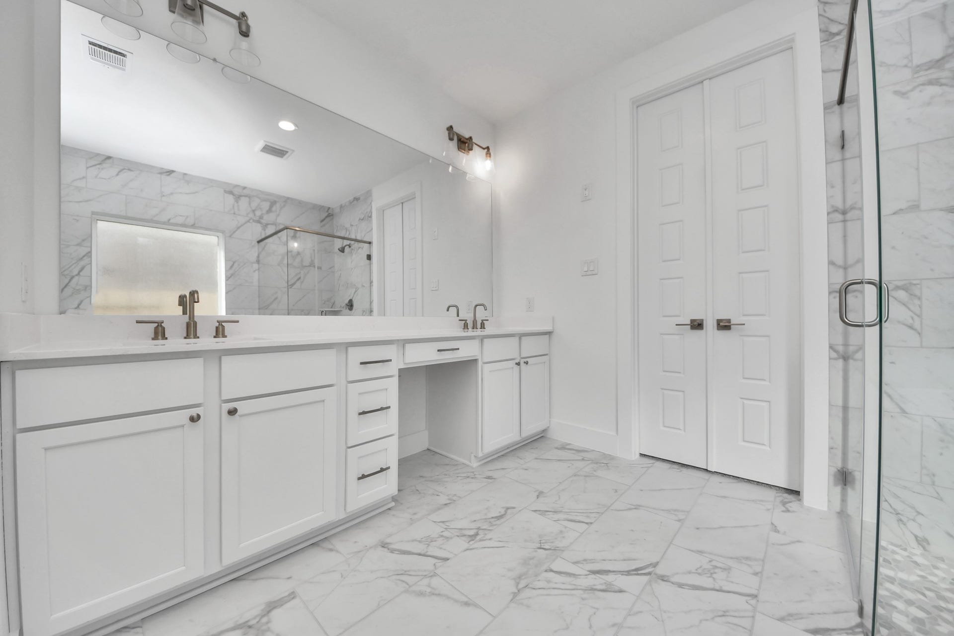 2097 Corn Thistle Way, Magnolia, TX 77355 Elevate your daily routine at the elegant vanity, now equipped with double sinks, light countertops, modern hardware, and beautiful recessed lights.