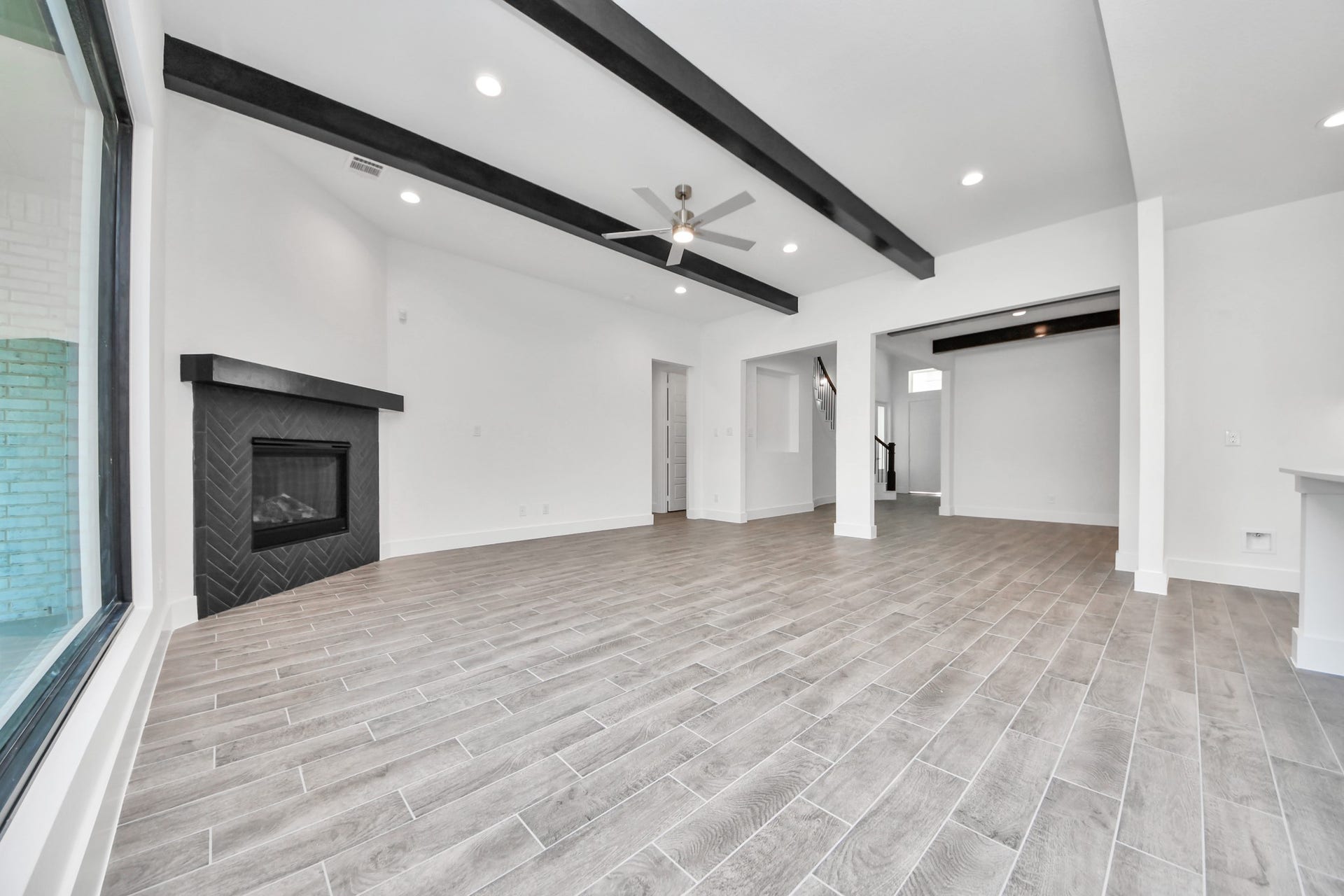 2097 Corn Thistle Way, Magnolia, TX 77355 Welcome family and guests to your charming living room! With its high ceilings, recessed lighting, ceiling fan, custom paint, beautiful flooring, and large windows that let in abundant natural light, this room is perfect for gatherings.