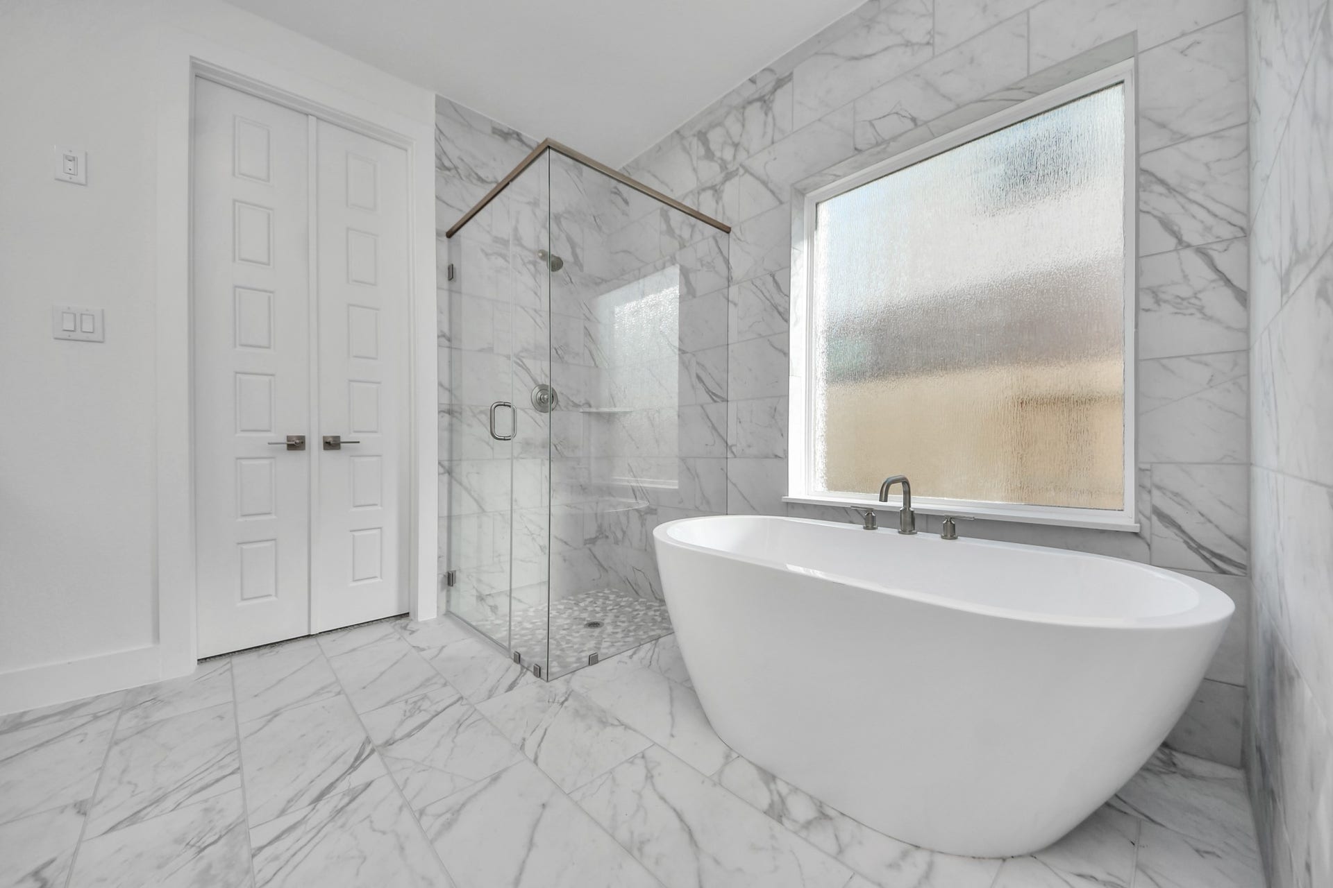 2097 Corn Thistle Way, Magnolia, TX 77355 Indulge in a spa-like retreat within the confines of this primary bathroom. Delight in a spacious walk-in shower enveloped in stylish tile surround, unwind in a separate garden tub adorned with custom detailing.