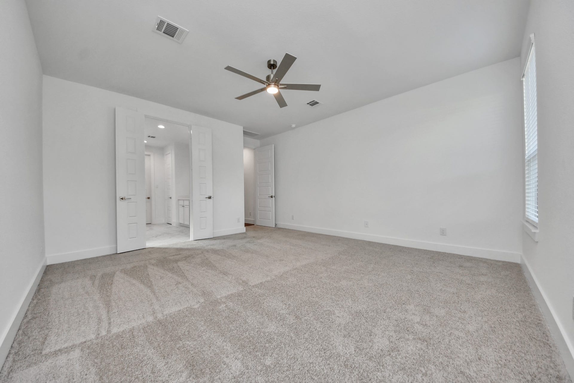 2097 Corn Thistle Way, Magnolia, TX 77355 Escape and relax in the exquisite primary suite, a haven to unwind after a long day. The spacious room, located on first floor, boasts plush carpeting, soothing paint tones, high ceilings, and expansive windows adorned with privacy blinds.
