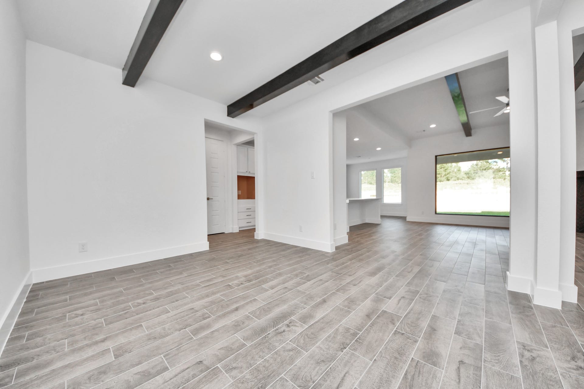 2097 Corn Thistle Way, Magnolia, TX 77355 Make memories gathered around the table with your family and friends! This spacious dining room features elegant flooring, custom paint, and adjacent to family room and kitchen for open concept feel.