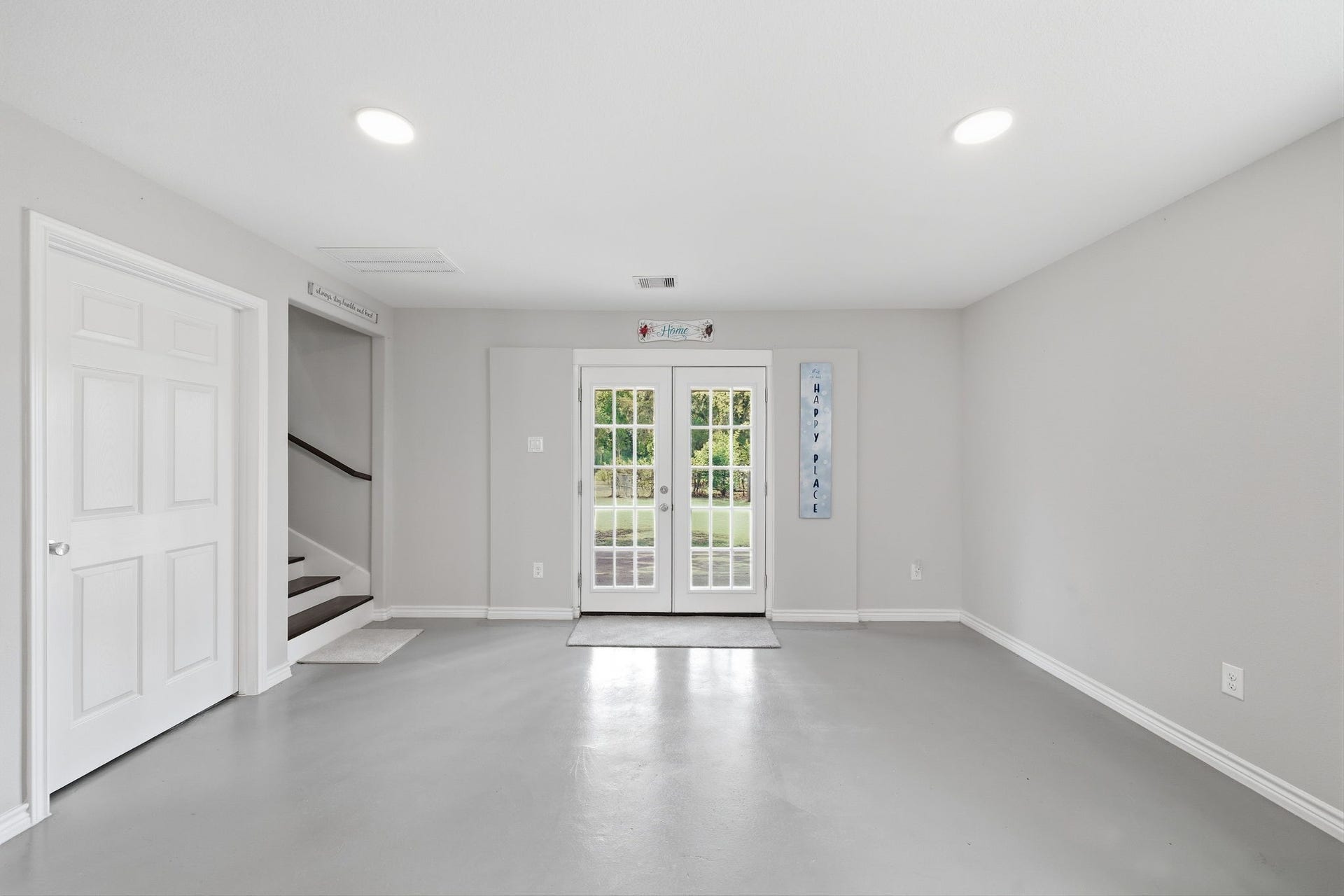 450 N Sunset Boulevard, Holiday Lakes, TX 77515 Step through the main entry into a warm, inviting space that opens toward the kitchen, with convenient access to the staircase and a guest half bath. Plenty of room to add a foyer, mudroom, or mini bar to suit your lifestyle.