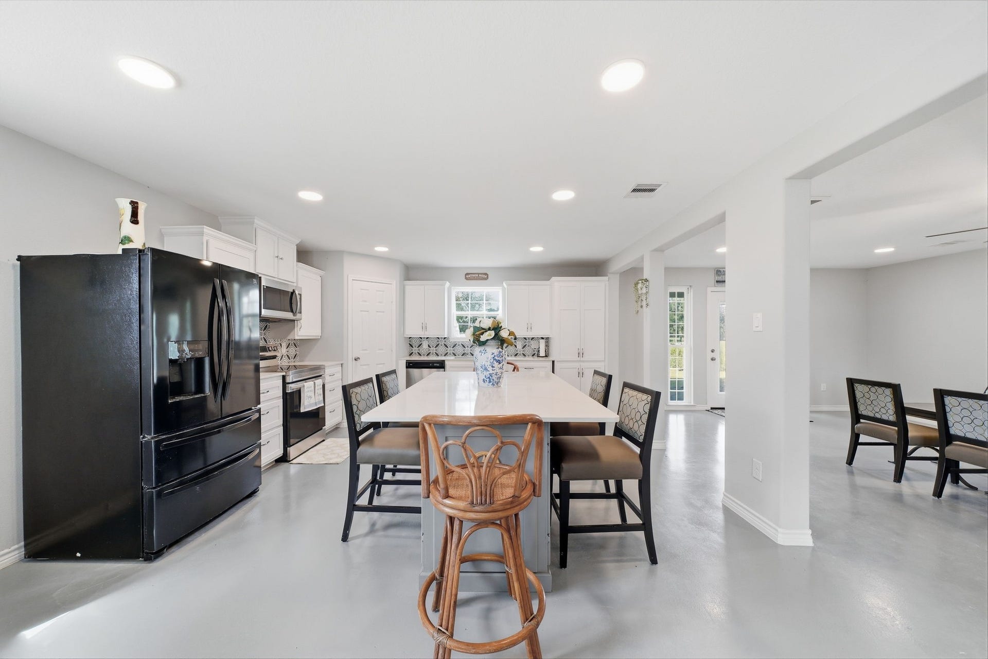 450 N Sunset Boulevard, Holiday Lakes, TX 77515 Kitchen: A large quartz island is perfect for family meals and gatherings. Stainless steel range, dishwasher and microwave, a patterned tile backsplash, and a pantry round out this kitchen for day to day convenience.