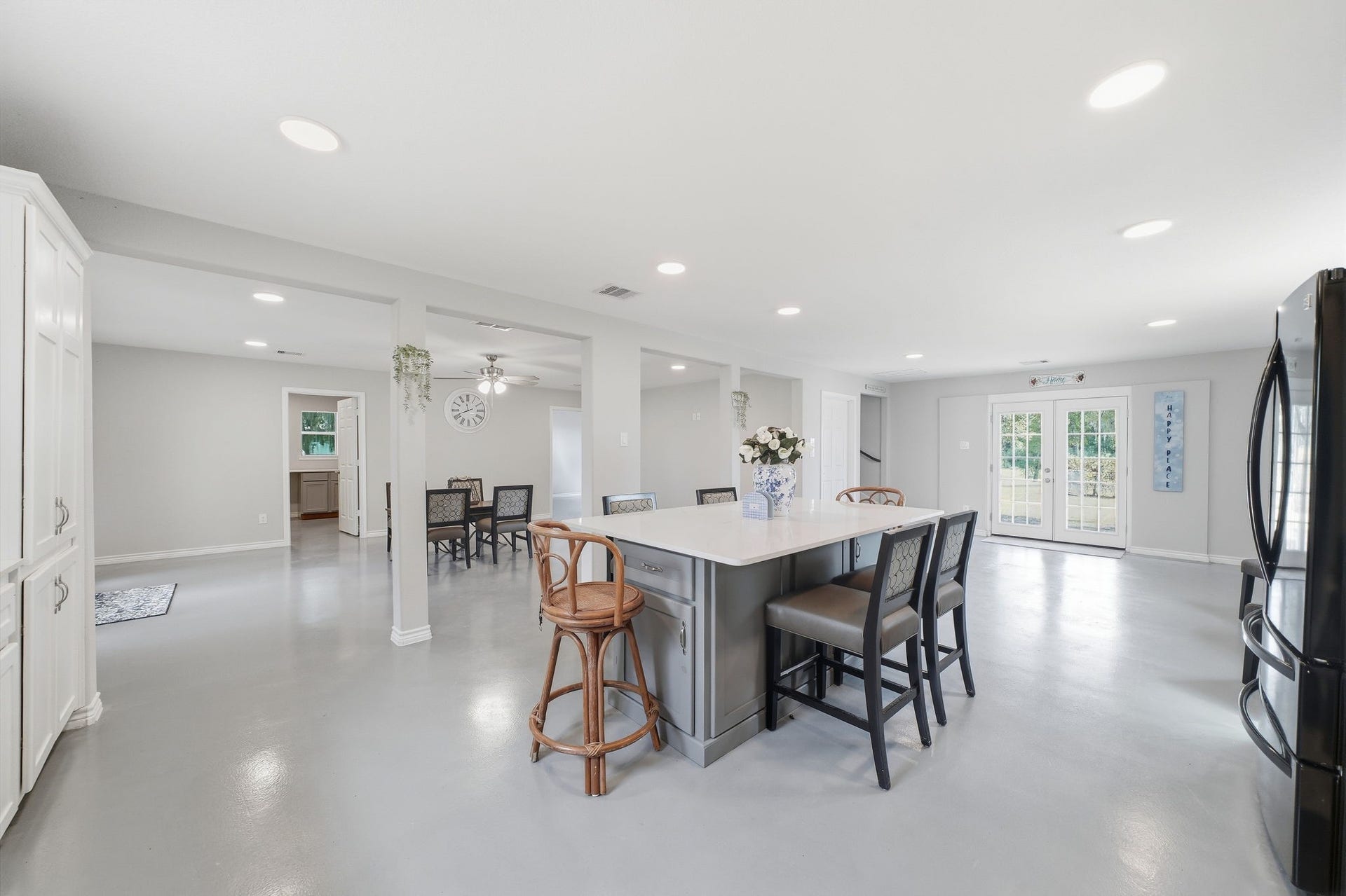 450 N Sunset Boulevard, Holiday Lakes, TX 77515 The kitchen, dining, and living areas flow together, with French doors to the backyard makes it easy to enjoy quality time.