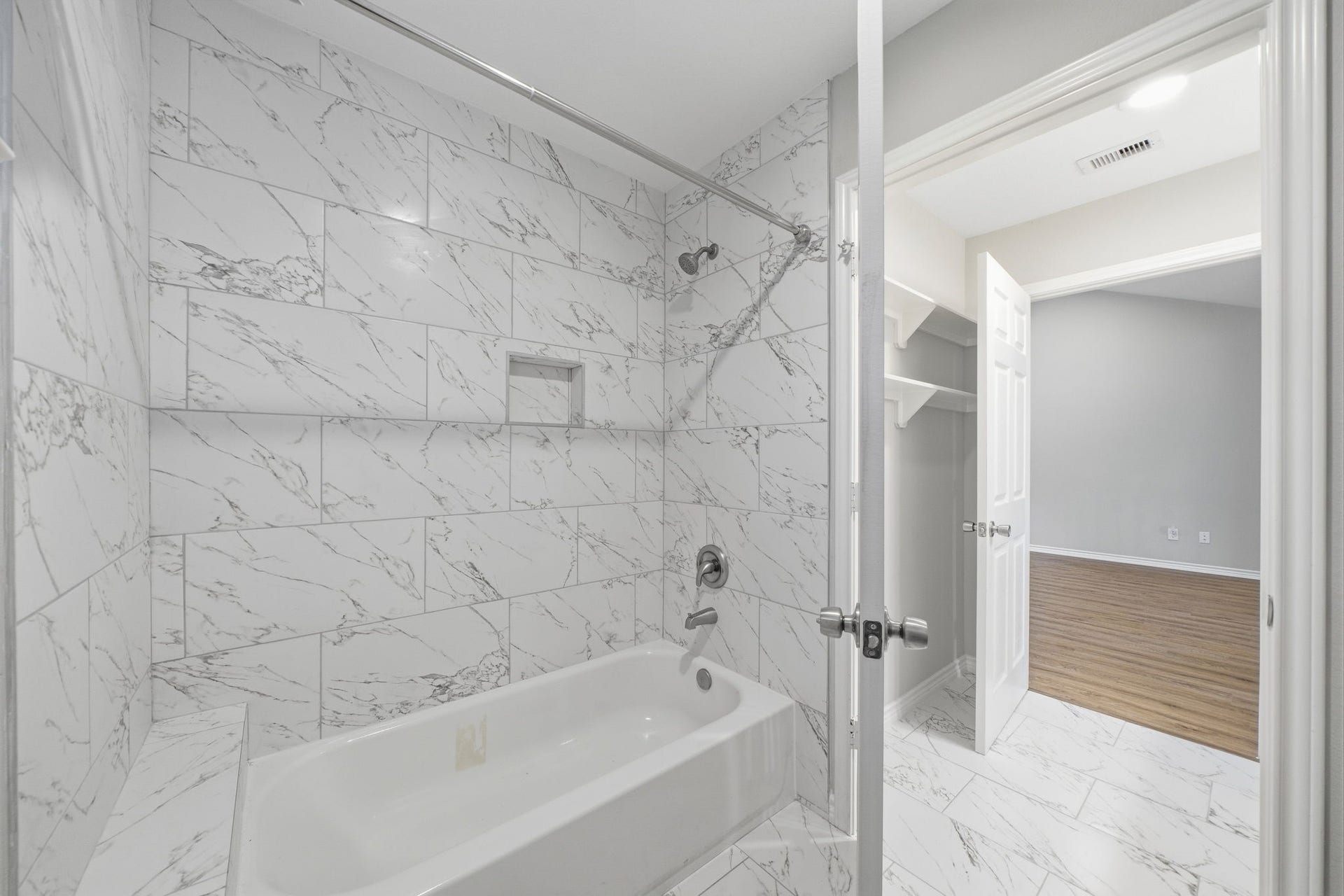 450 N Sunset Boulevard, Holiday Lakes, TX 77515 Tub/Shower: A beautifully tiled tub and shower combination with a built-in bench and niche is perfect for bath time.