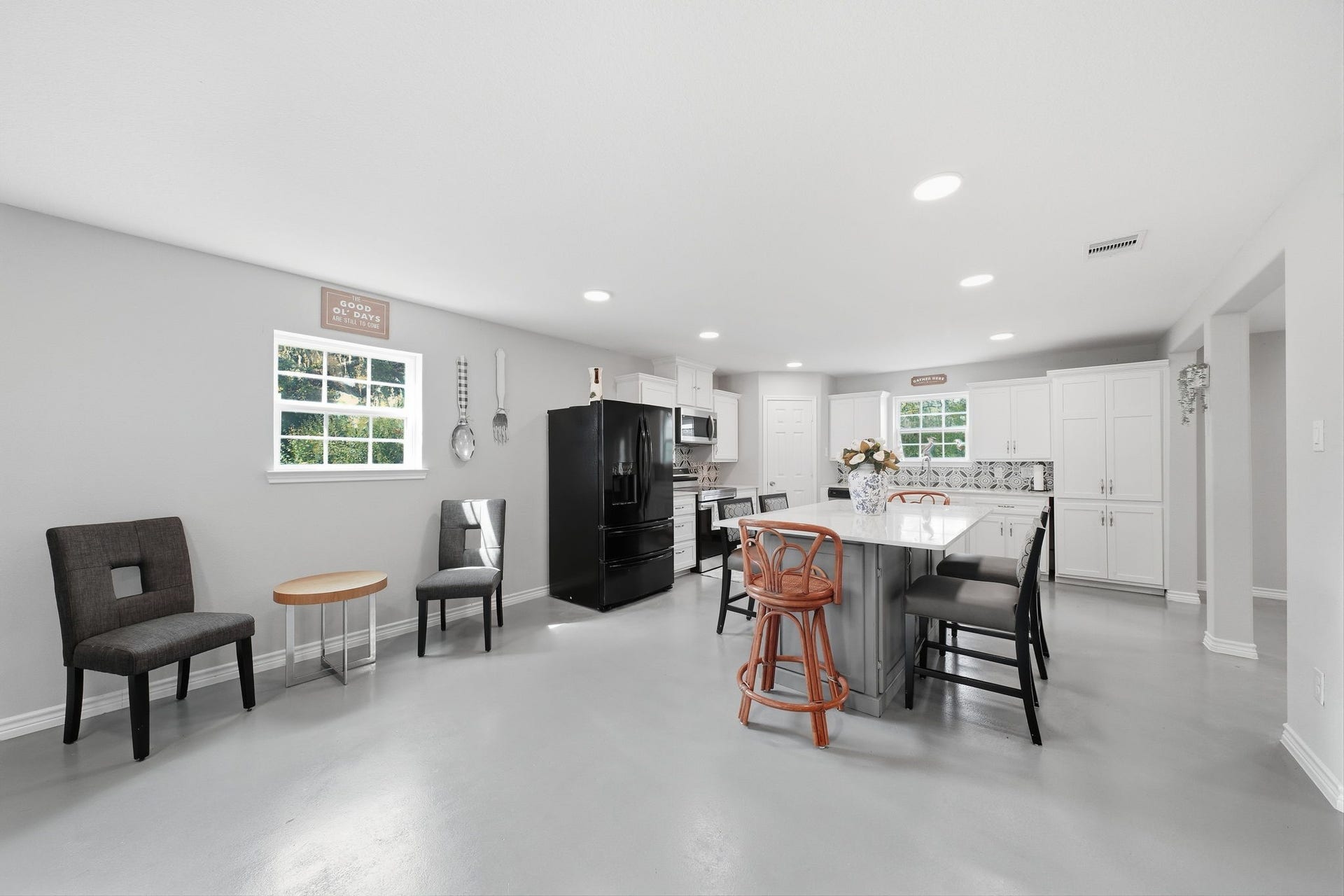 450 N Sunset Boulevard, Holiday Lakes, TX 77515 This spacious, sun-filled kitchen is ready to fit your lifestyle. Large windows brighten the open layout, and white cabinets plus a walk-in pantry offer plenty of storage.