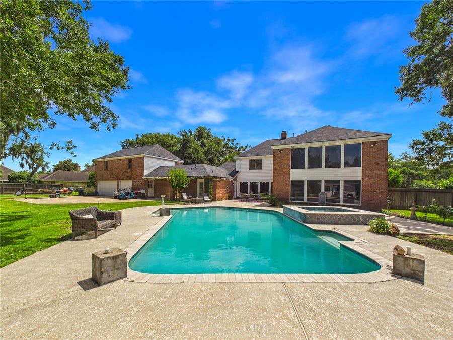 Property photo for 111 Cherrywood Dr, Lake Jackson, TX