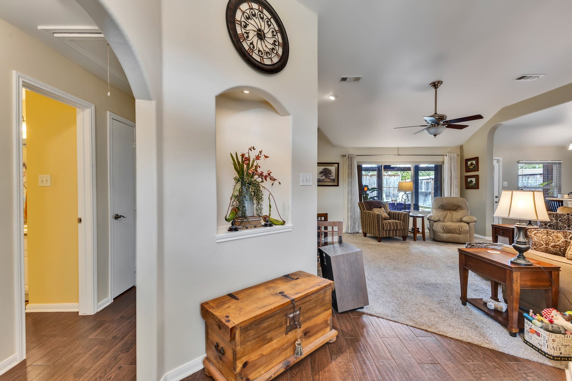 3502 Pecan Mill Drive, Sugar Land, TX 77498 Welcoming entry when you walk through the front door.