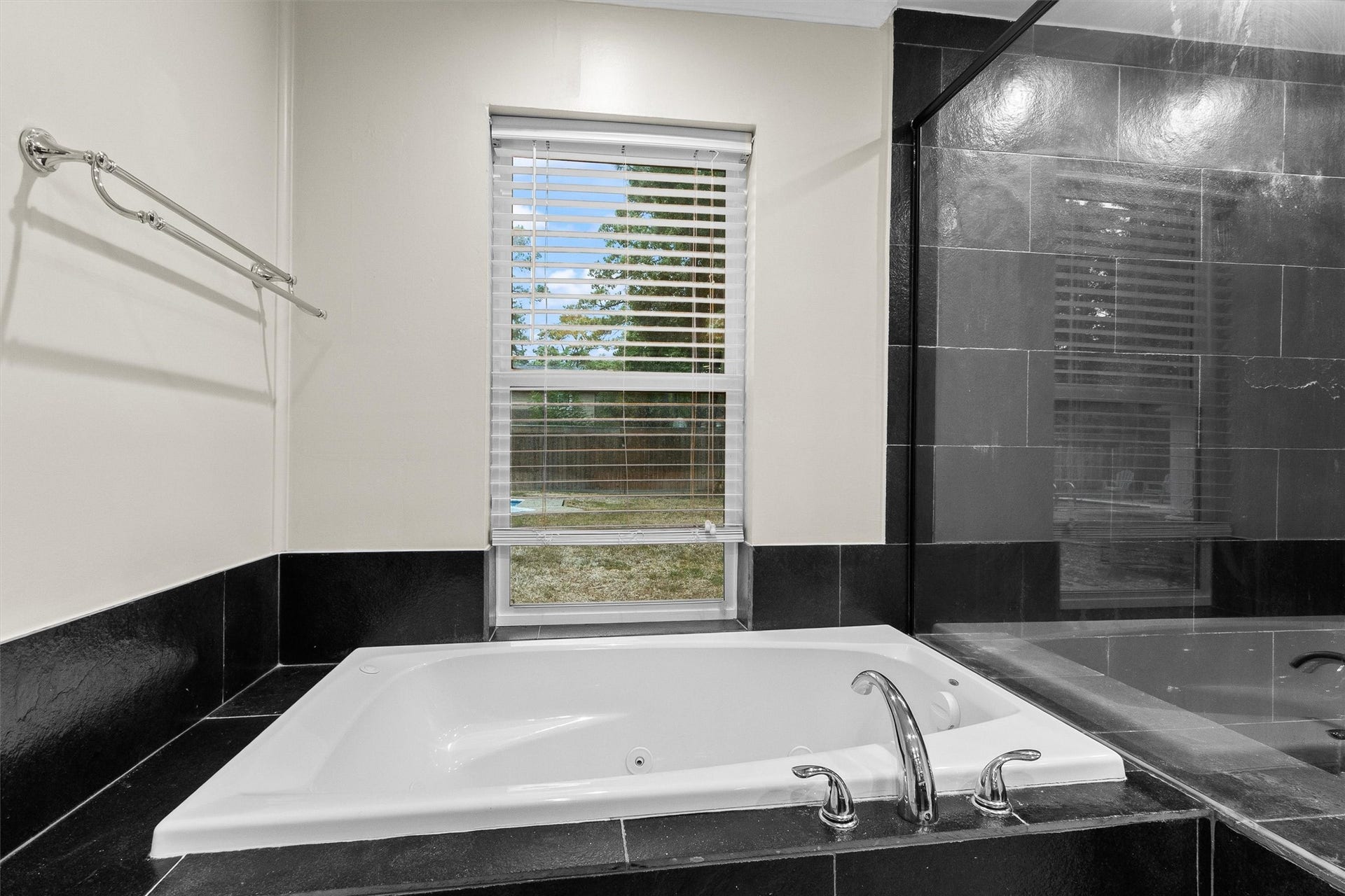 17407 Fairway Oaks Drive, Spring, TX 77379 Large jetted tub