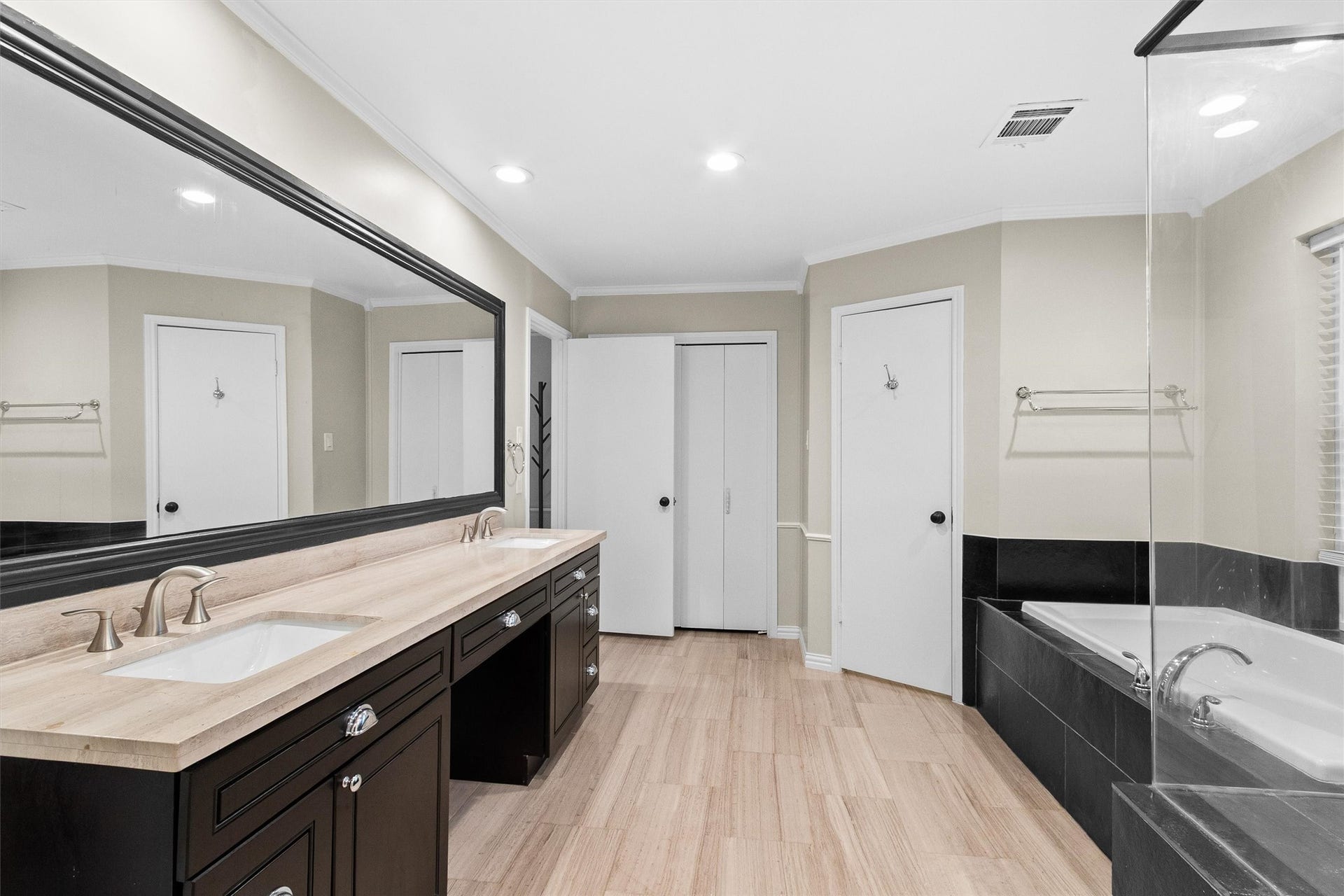 17407 Fairway Oaks Drive, Spring, TX 77379 Primary bath with large tub