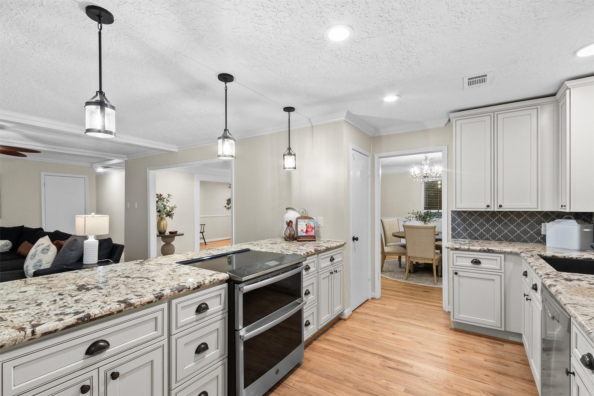 17407 Fairway Oaks Drive, Spring, TX 77379 Double ovens