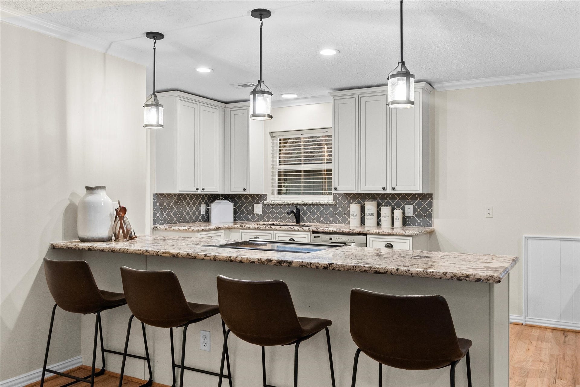 17407 Fairway Oaks Drive, Spring, TX 77379 Large breakfast bar