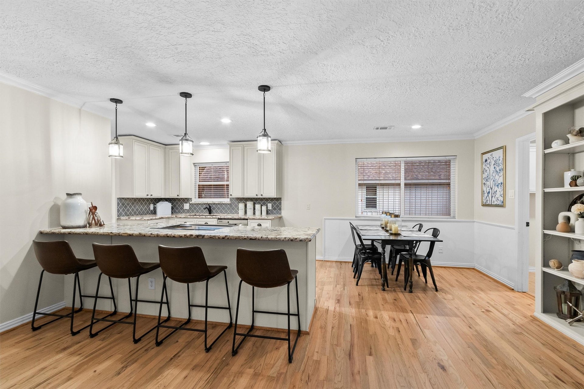 17407 Fairway Oaks Drive, Spring, TX 77379 Large breakfast bar