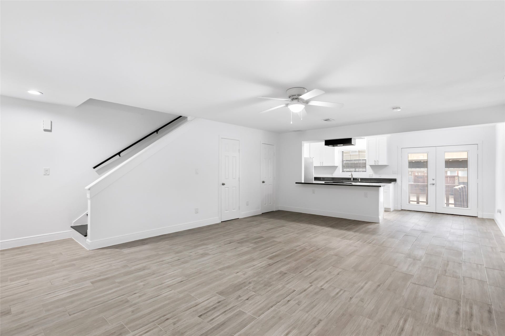 1011 Hamblen Road, #205, Kingwood, TX 77339 Living room
