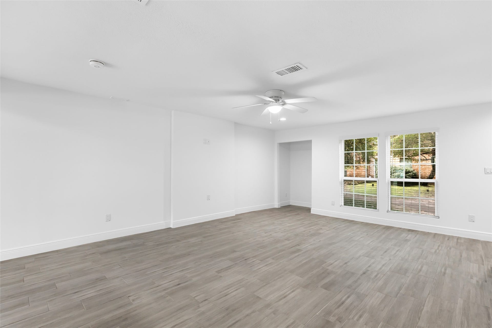 1011 Hamblen Road, #205, Kingwood, TX 77339 Living room