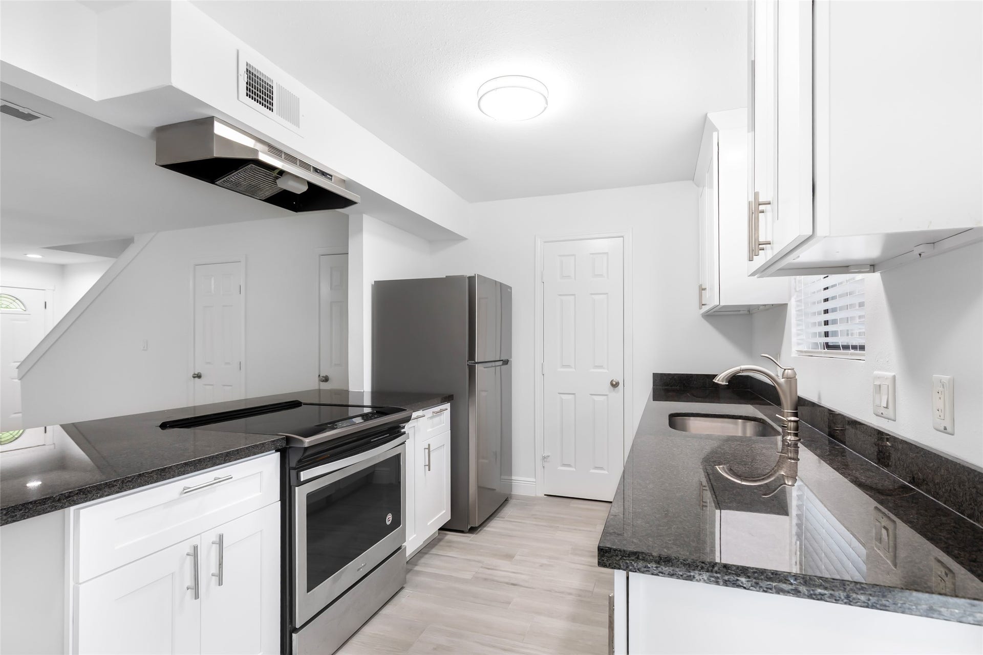 1011 Hamblen Road, #205, Kingwood, TX 77339 Kitchen