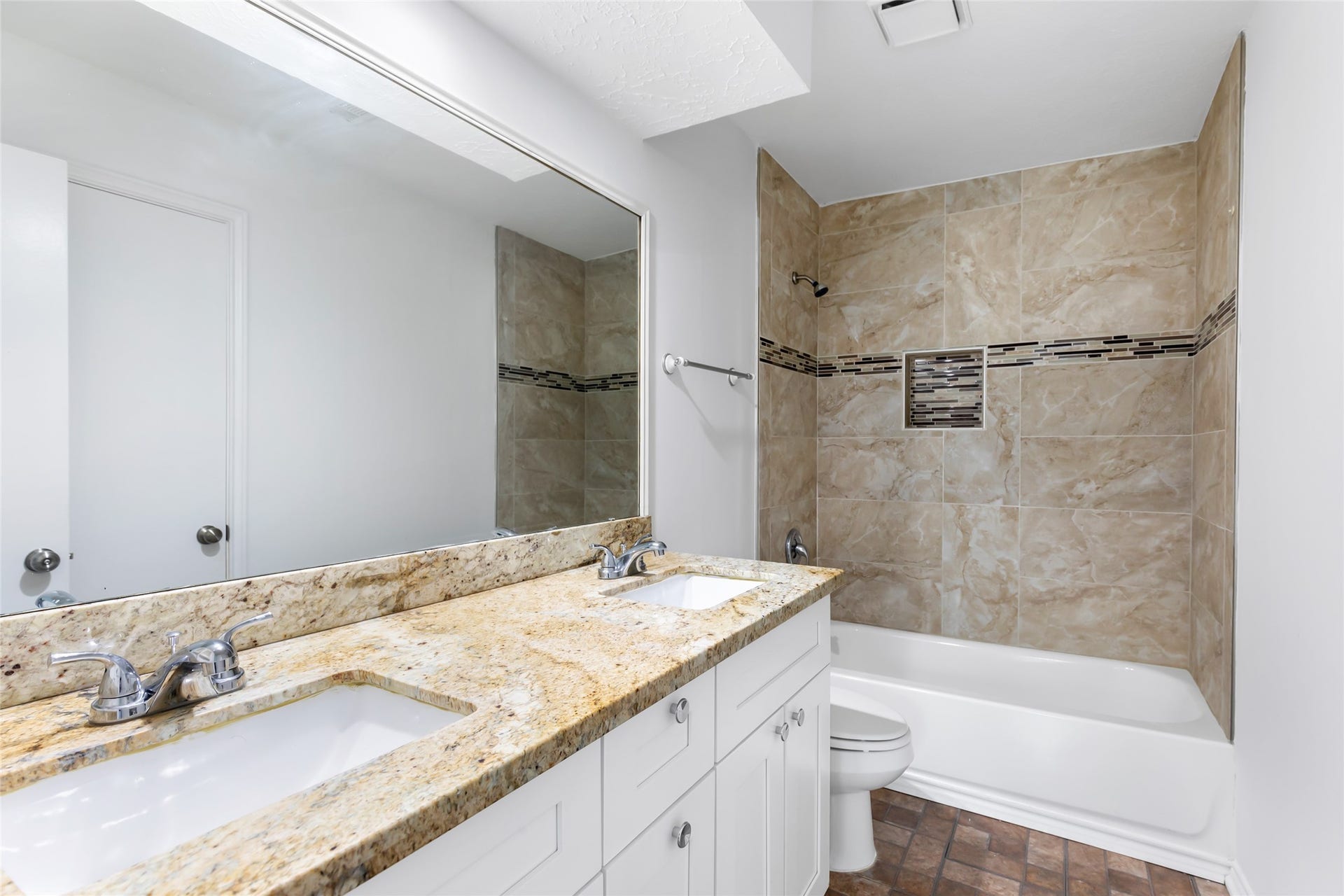 1011 Hamblen Road, #205, Kingwood, TX 77339 Primary bath