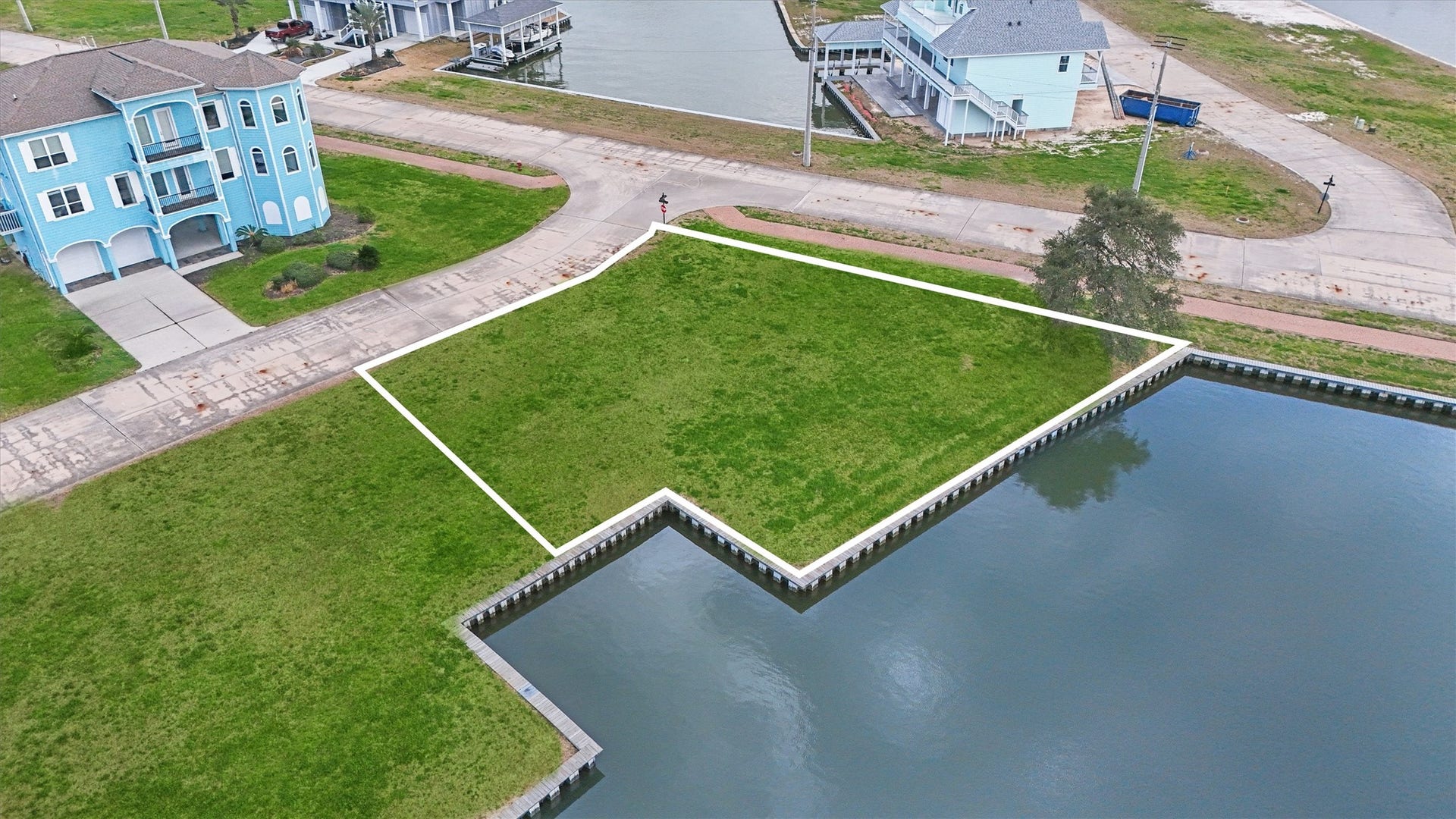 2 Ramrod, Hitchcock, TX 77563 Corner Lot waiting for you to build your dream waterfront home!