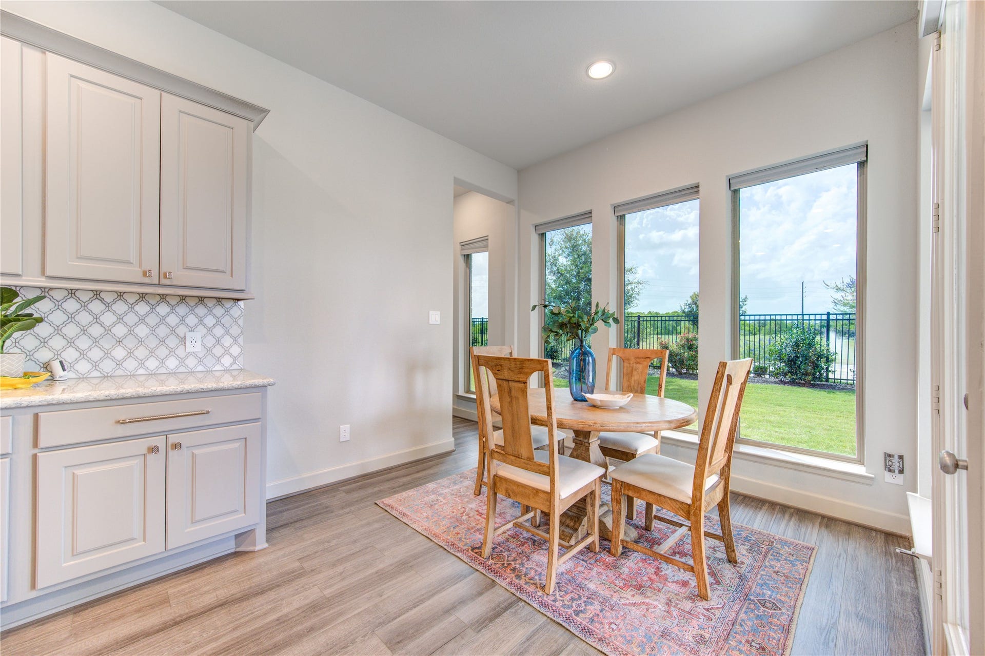 Casual Dining with Water Views: The sunlit breakfast nook is situated next to the kitchen and offers direct views of the lake, creating a serene and picturesque setting for every meal.