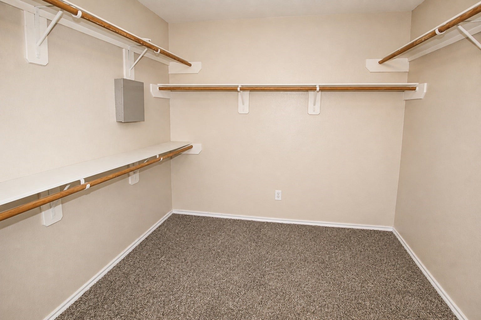 5727 Rose Rock Canyon Drive, Richmond, TX 77469 Spacious primary closet