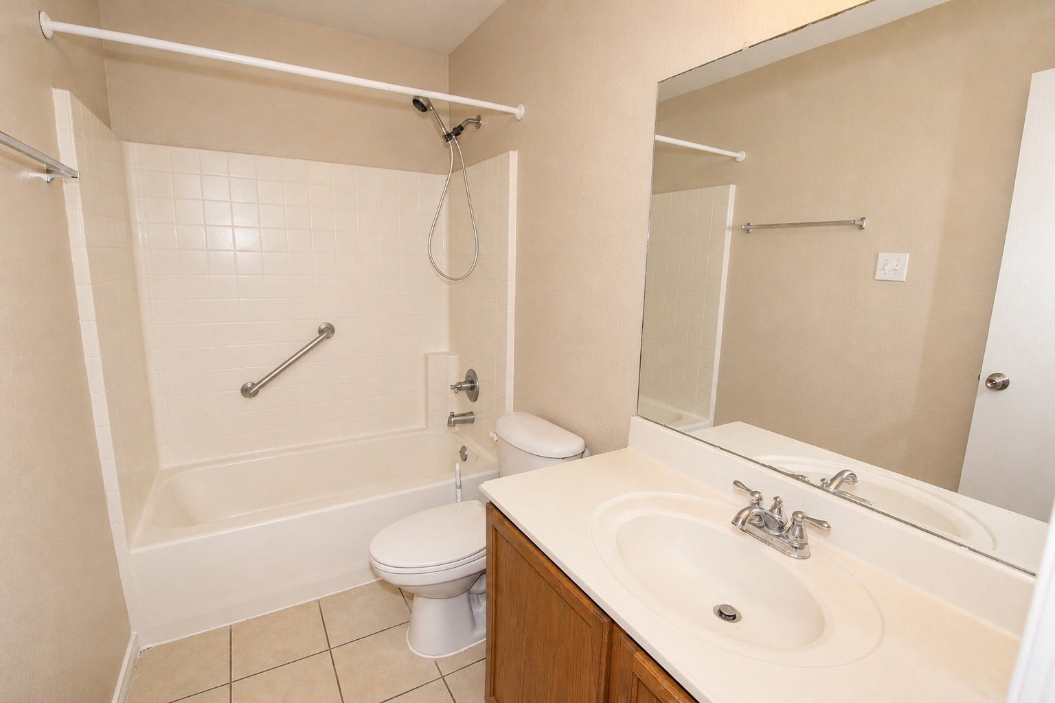5727 Rose Rock Canyon Drive, Richmond, TX 77469 Secondary bath features a shower/tub combo