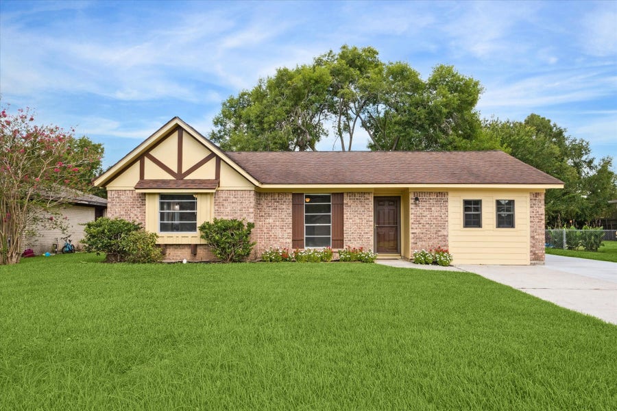 Property photo for 108 Annette Lane, Friendswood, TX