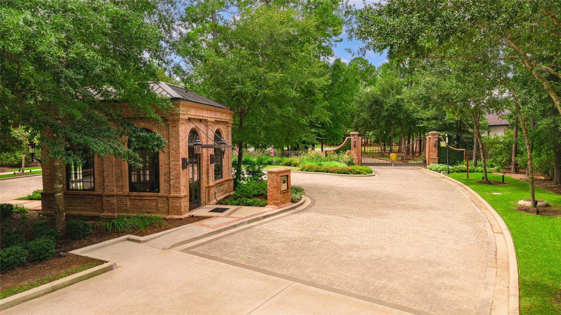 108 Castle Pines Drive, Montgomery, TX 77316 Pine Island in Woodforest has a manned guard gate for privacy and security.