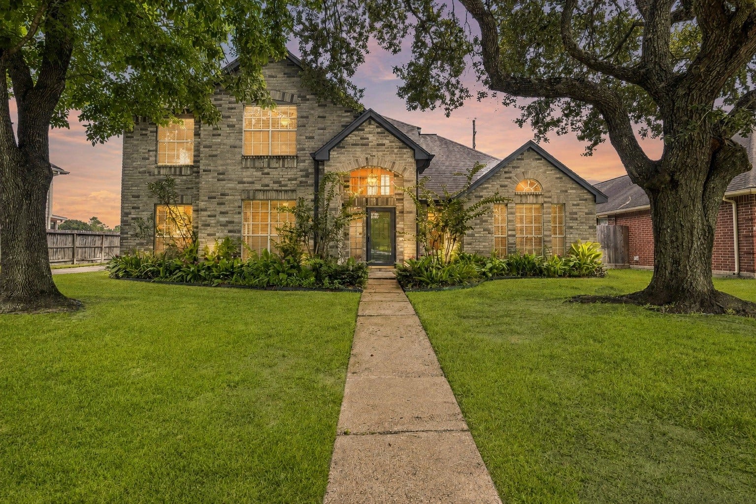 627 Green Belt Drive, Sugar Land, TX 77498 Welcome home to 627 Green Belt Dr.! Approaching the front door you will see the beautiful brick, lovely landscaping, and covered front porch.