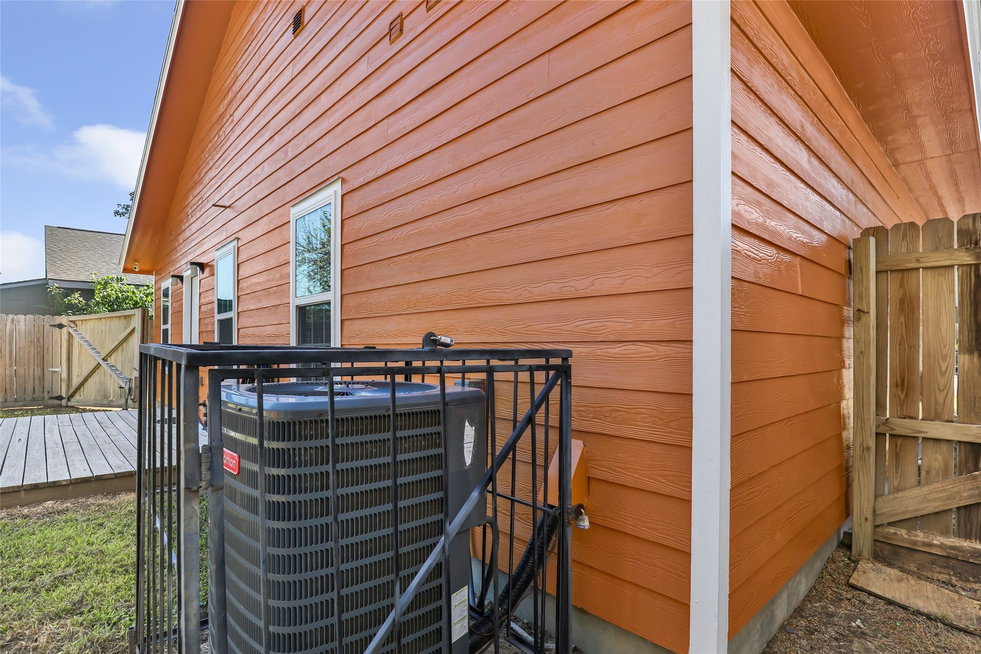 204 W James Street, Baytown, TX 77520