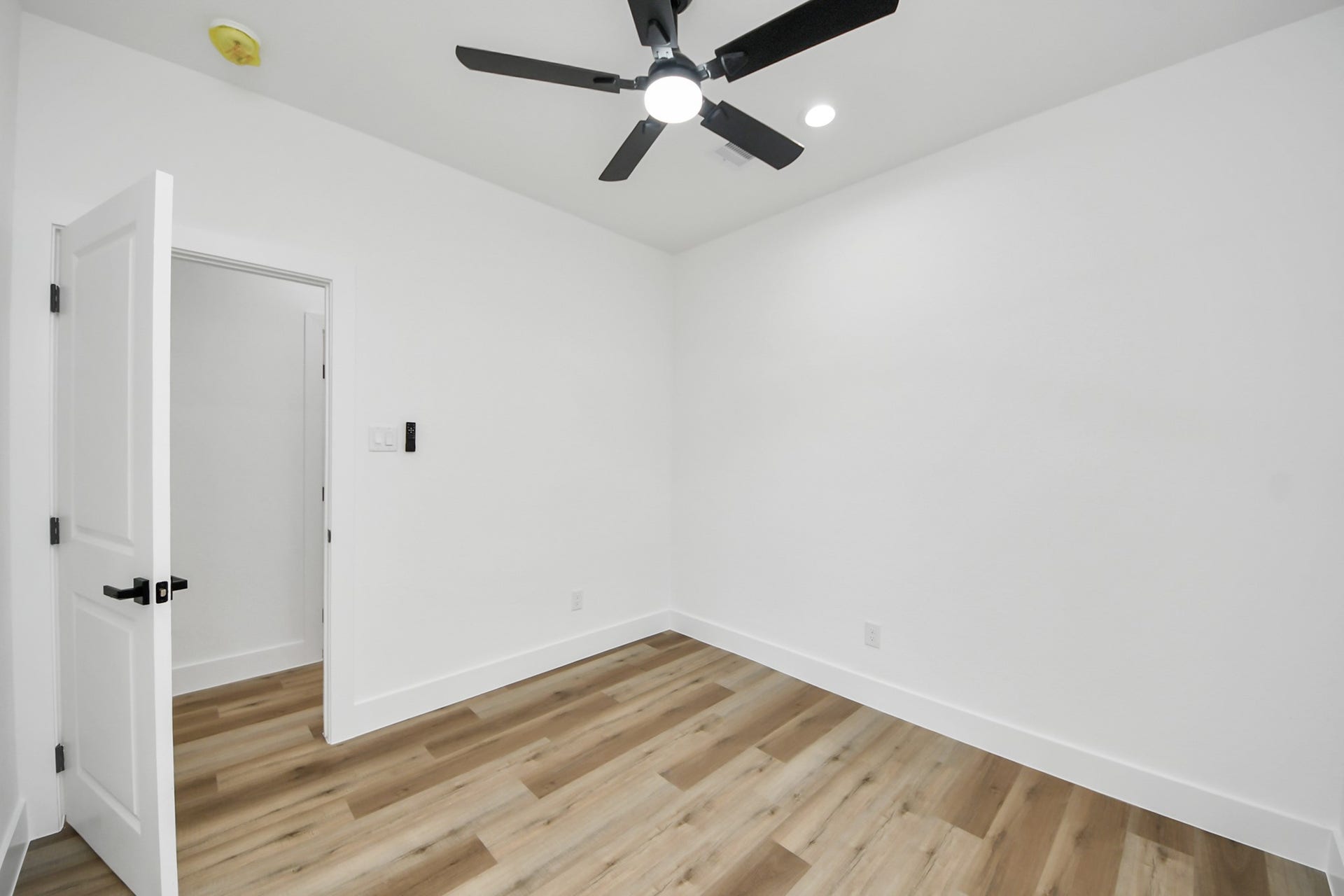 7801 King Street, Houston, TX 77028 Bright and inviting room featuring sleek hardwood flooring, modern recessed lighting, and a stylish ceiling fan for added comfort.